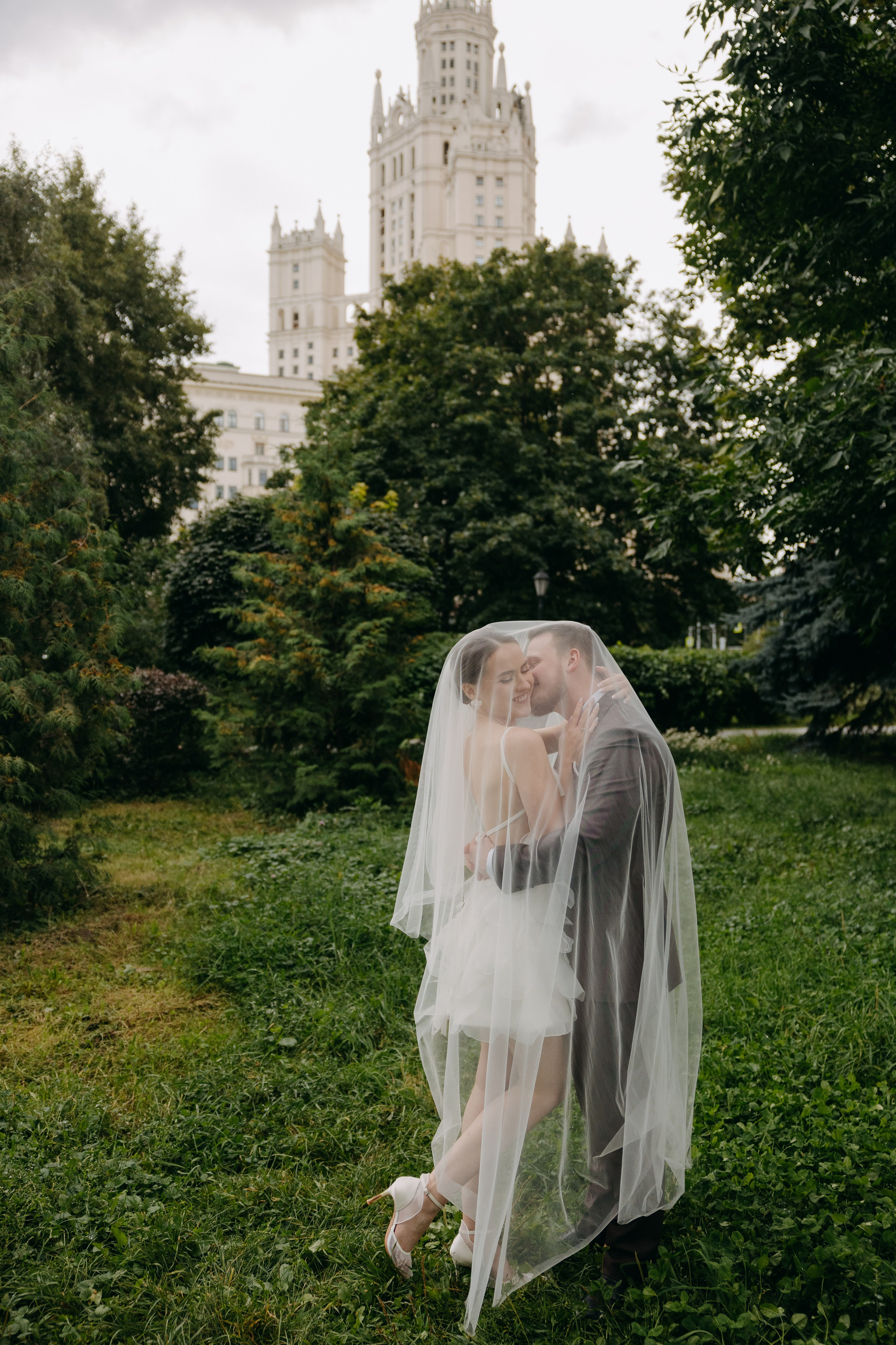 Ирина и Алексей | прогулка Котельническая наб. Свадебный фотограф Москва Анастасия Храмова