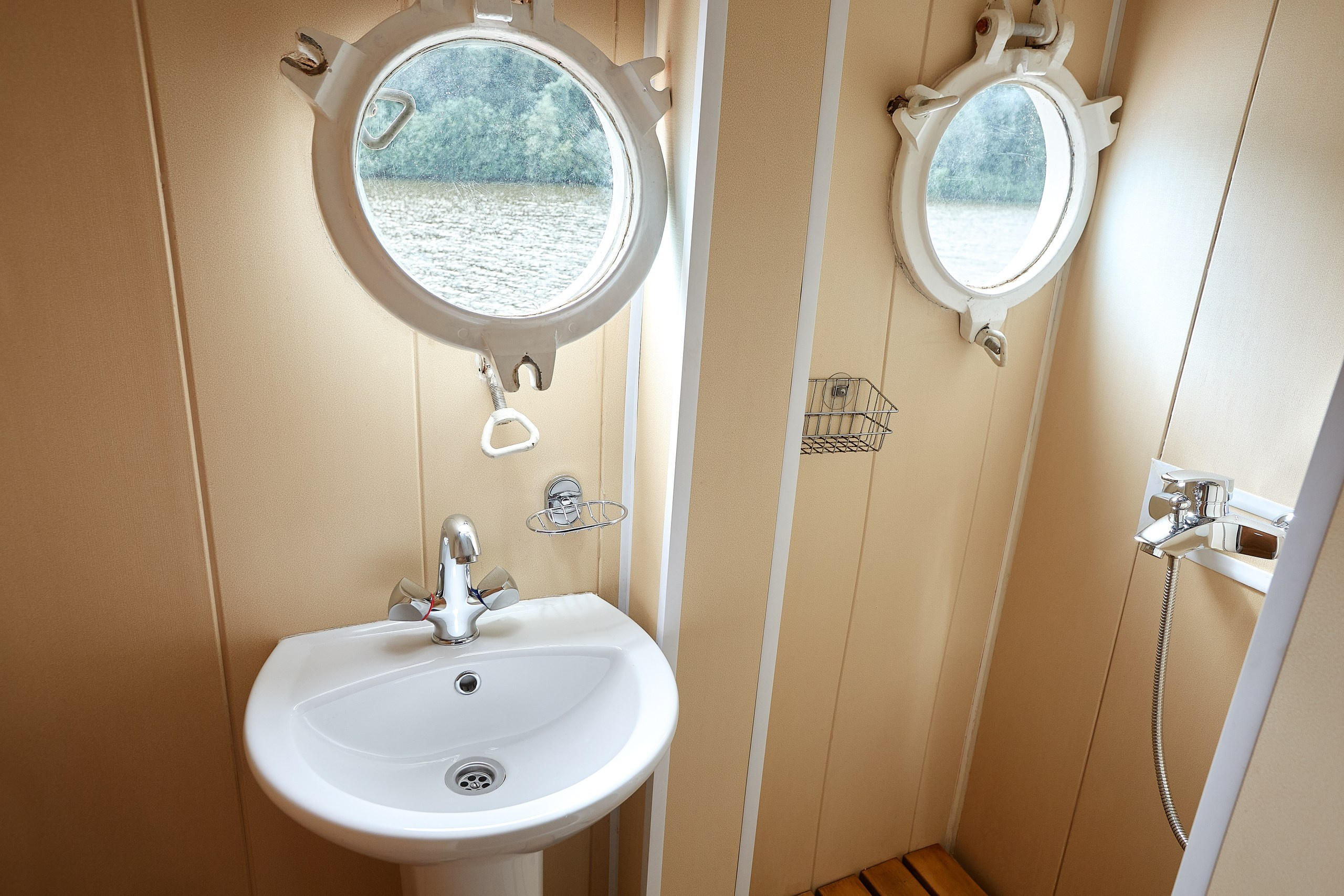 Съёмка интерьера прогулочного катера типа «Ярославец» (1958)