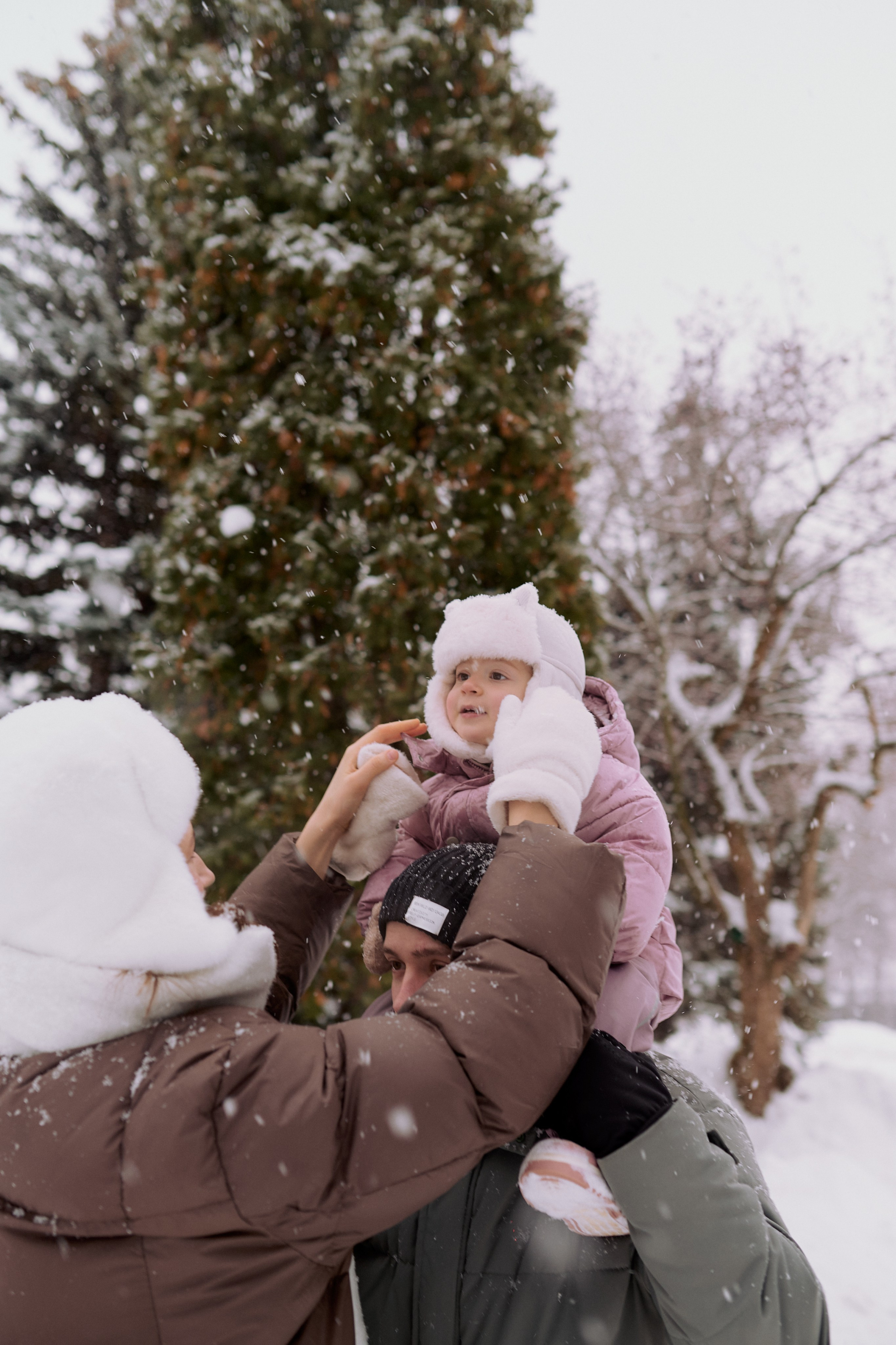 Андрей, Леся и Василиса в снежном парке. Семейный и свадебный lifestyle-фотограф в Москве Мария Петрова
