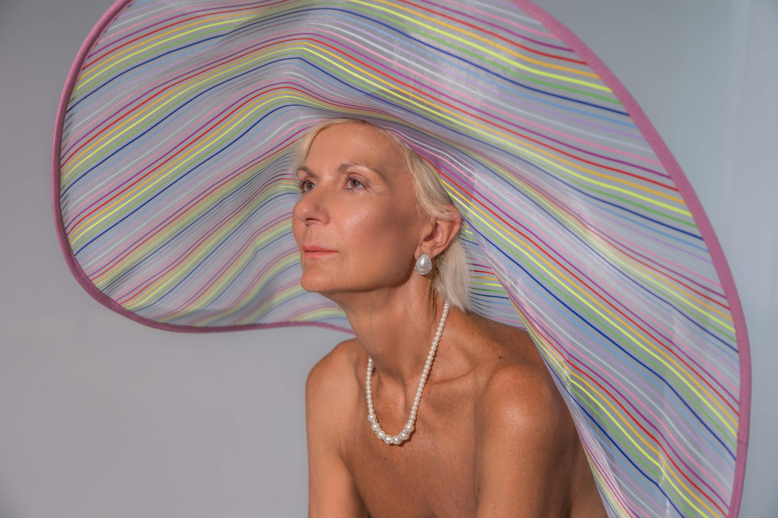 Модель Ольга в дизайнерской шляпке. Портретный фотограф в Москве Екатерина Богдасарова