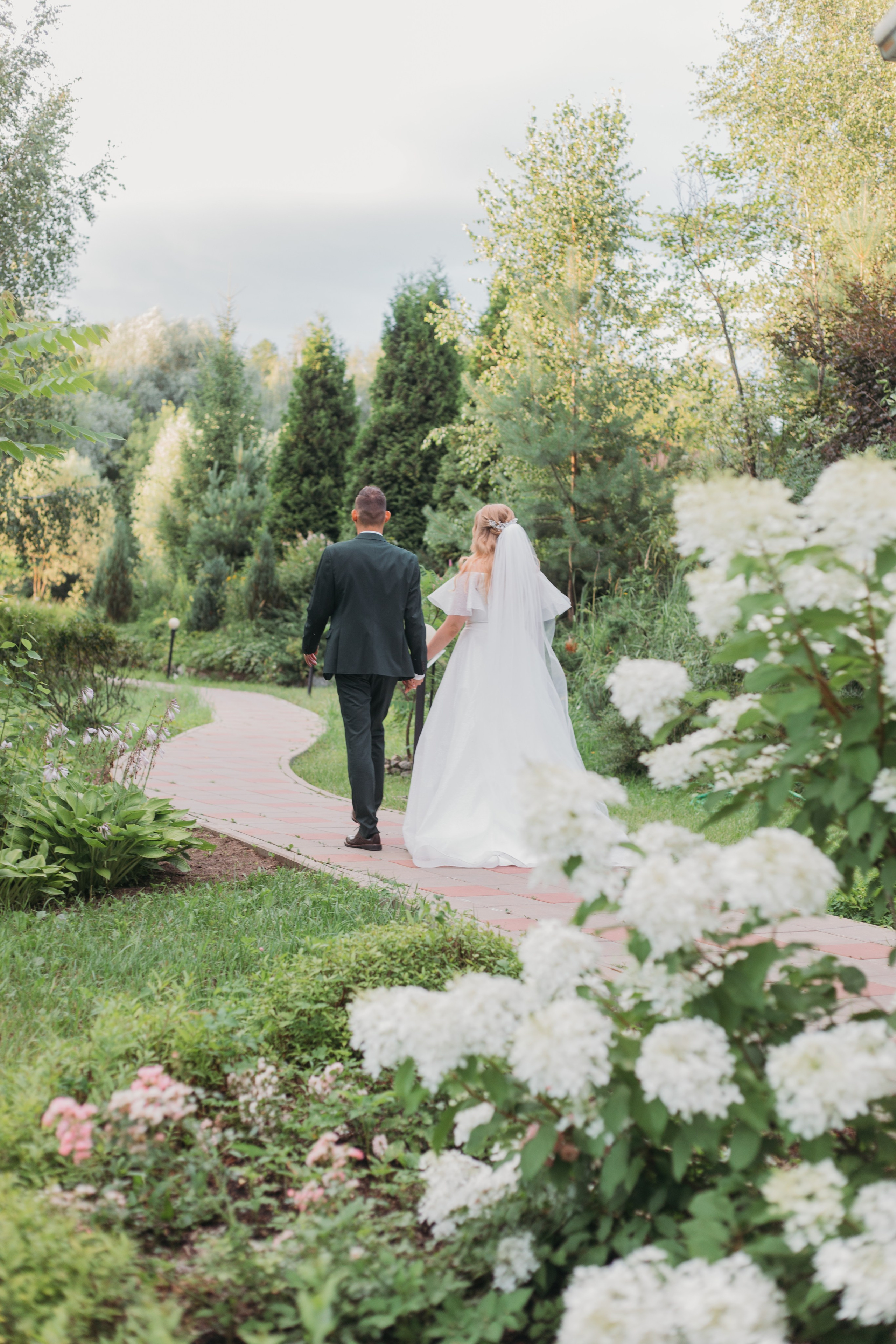 Летняя свадьба за городом. Свадебный фотограф в Москве Аля Загирова