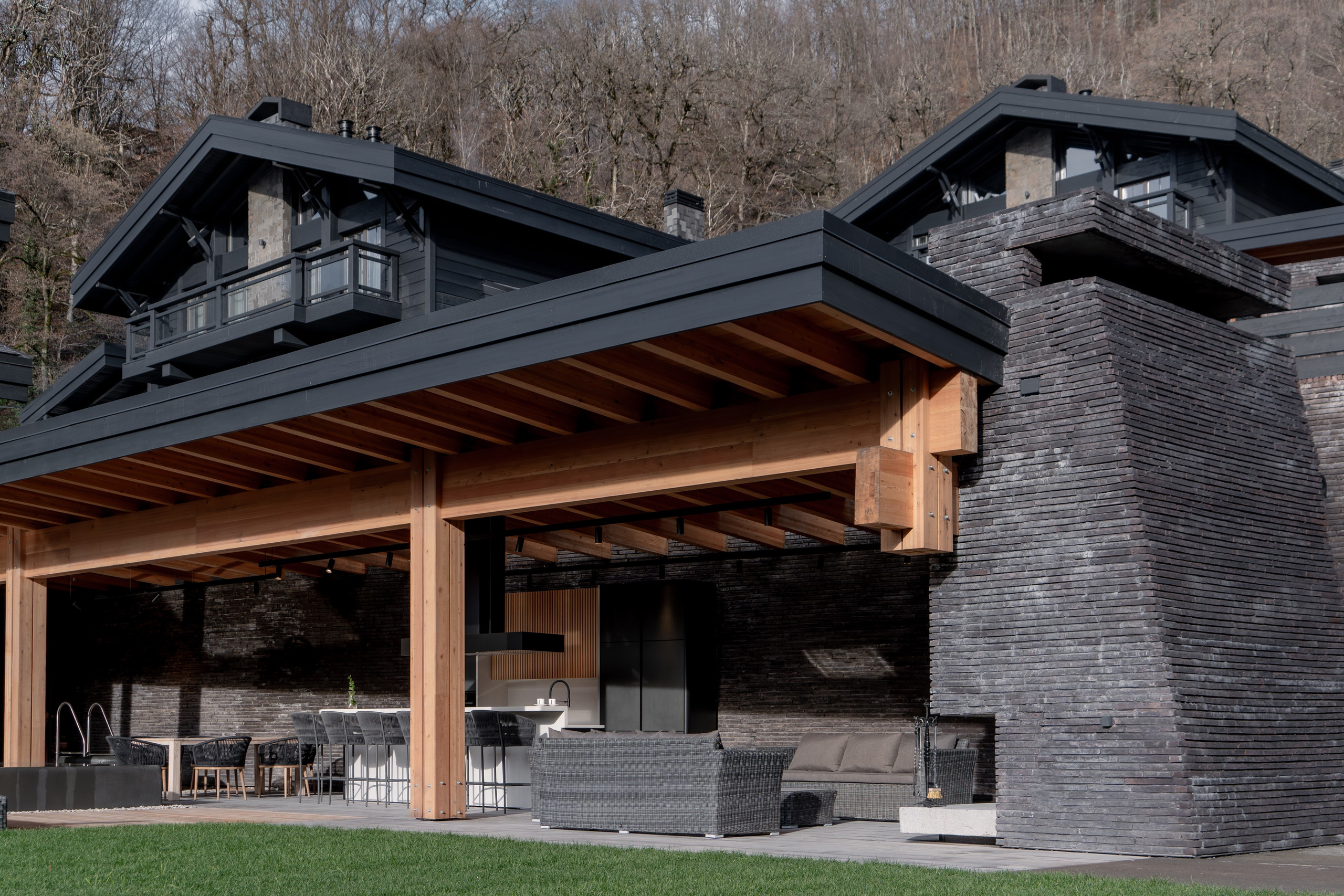 Загородный комплекс в стиле шале — экстерьер. Репортажный фотограф в Красной Поляне и Сочи Павлюченко Екатерина