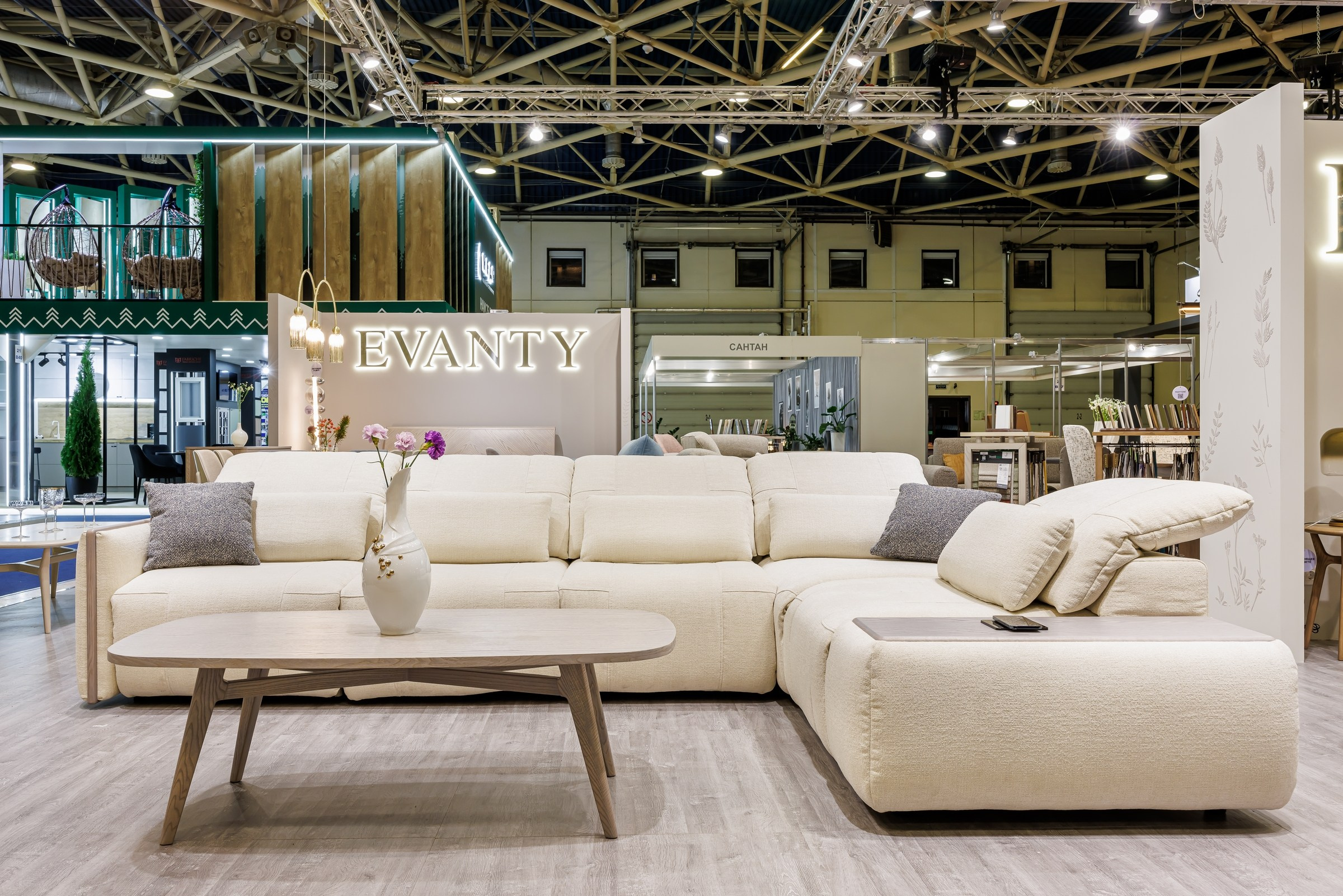 Работа большого стенда мебельной фабрики Evanty. Фотограф на выставку в Москве