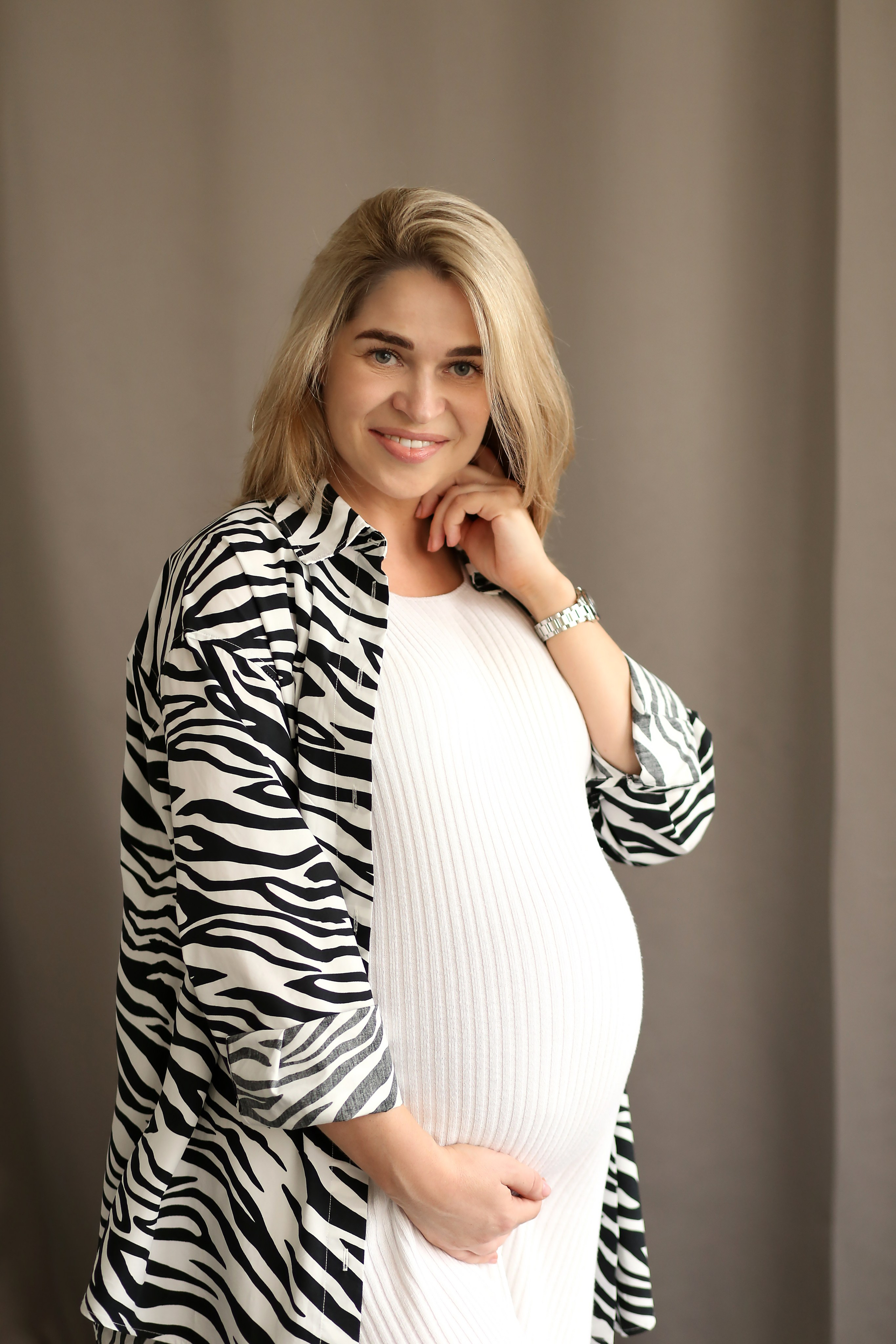 красивая беременная девушка ждет малыша