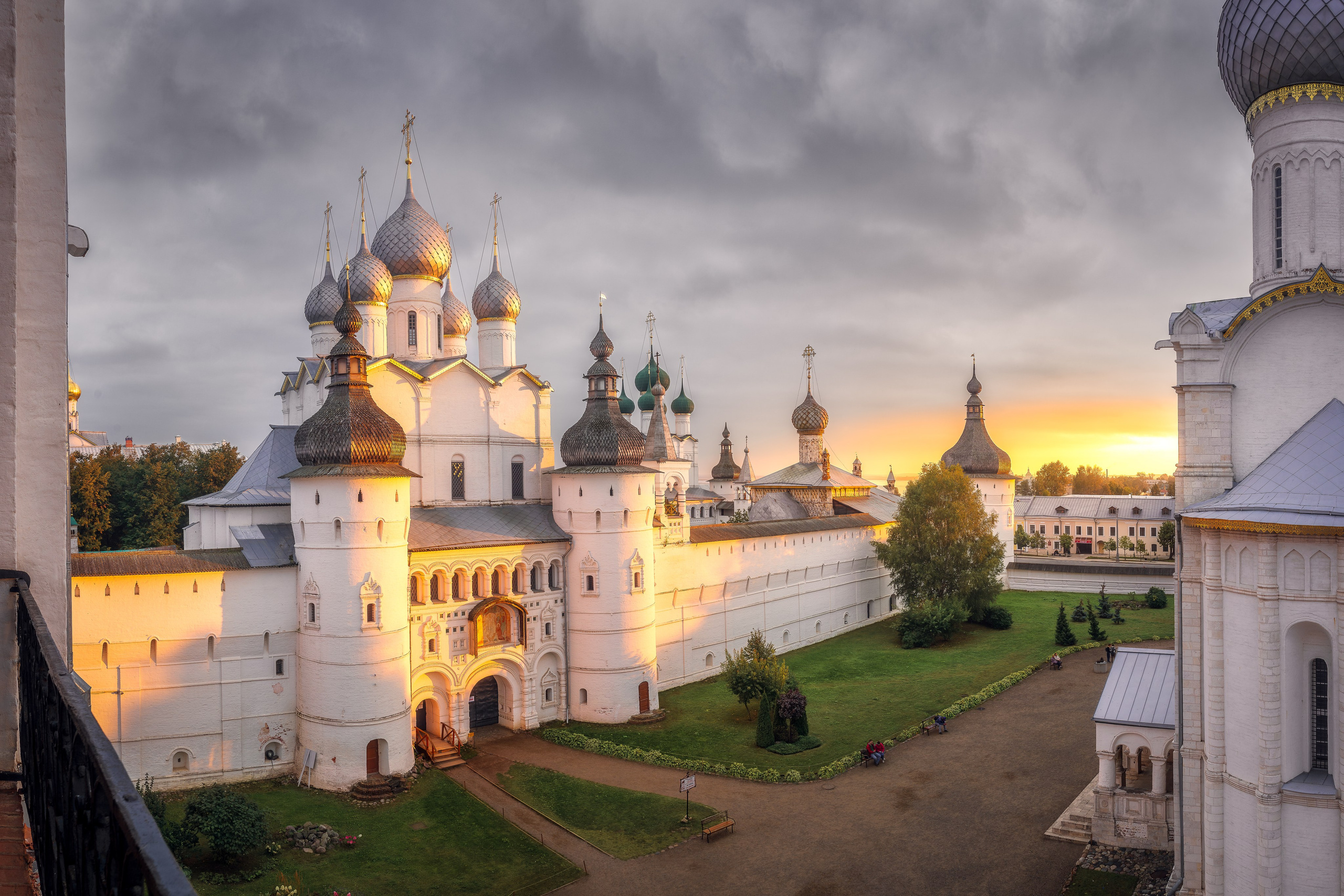 Закатные лучи над Ростовским кремлем