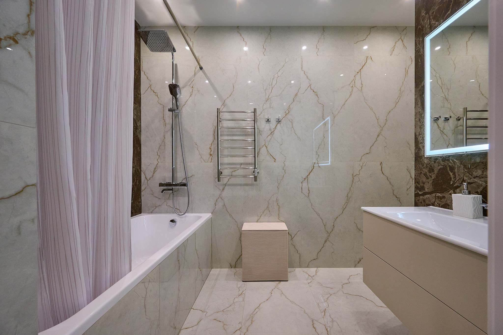 ванная комната светлая розовые шторы 