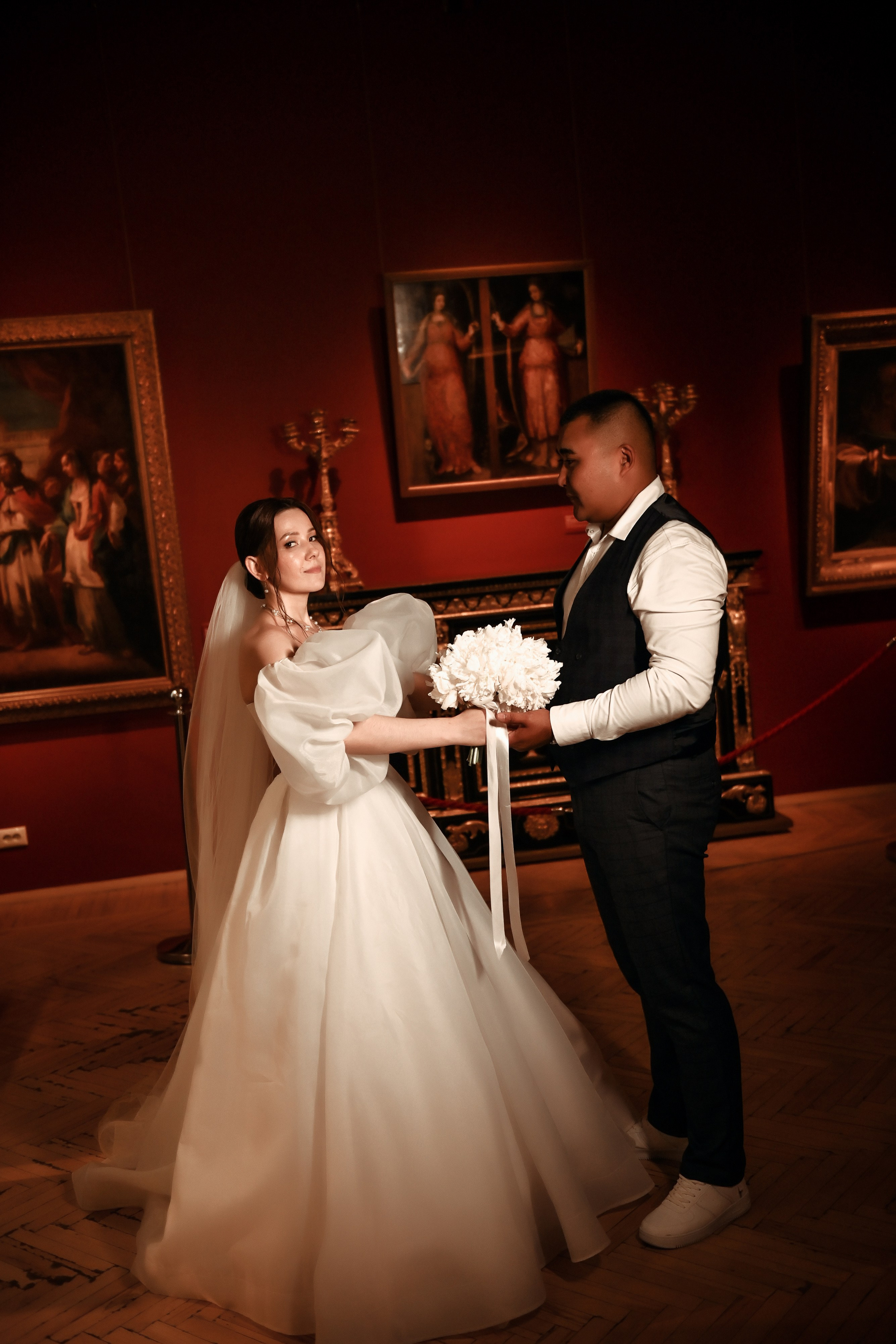 Небольшая свадебная серия в музее и прогулкой под дождем Эльмиры и Ризата. Свадебный, семейный, детский, контент фотограф в Омске Максим Ильин