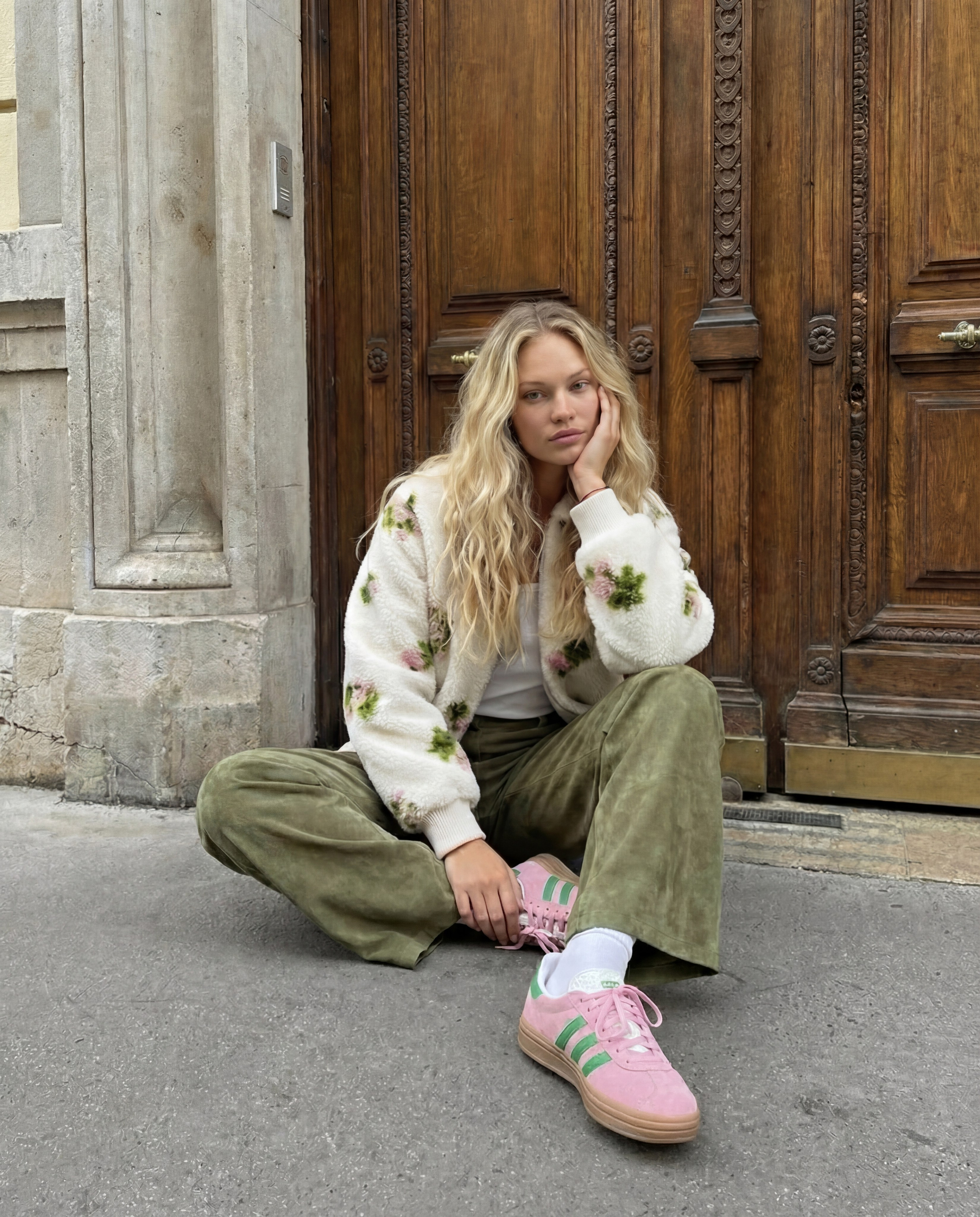 Съемка на улице. Ангелина Овсянникова | Гиперреалистичные ИИ-фотосессии для брендов