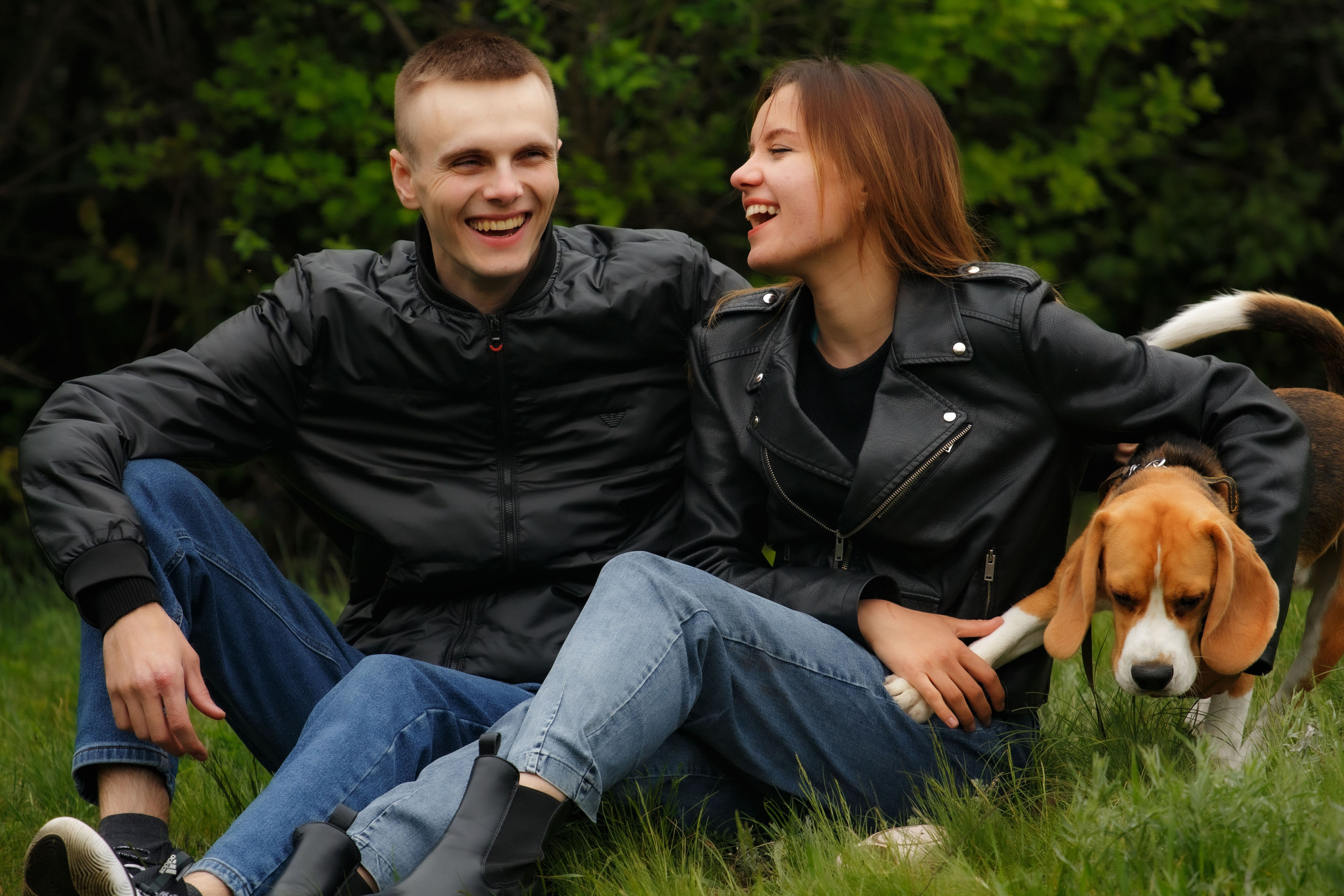 Бигль Старк и его хозяева Яна и Евгений. Фотограф Екатерина Козловская