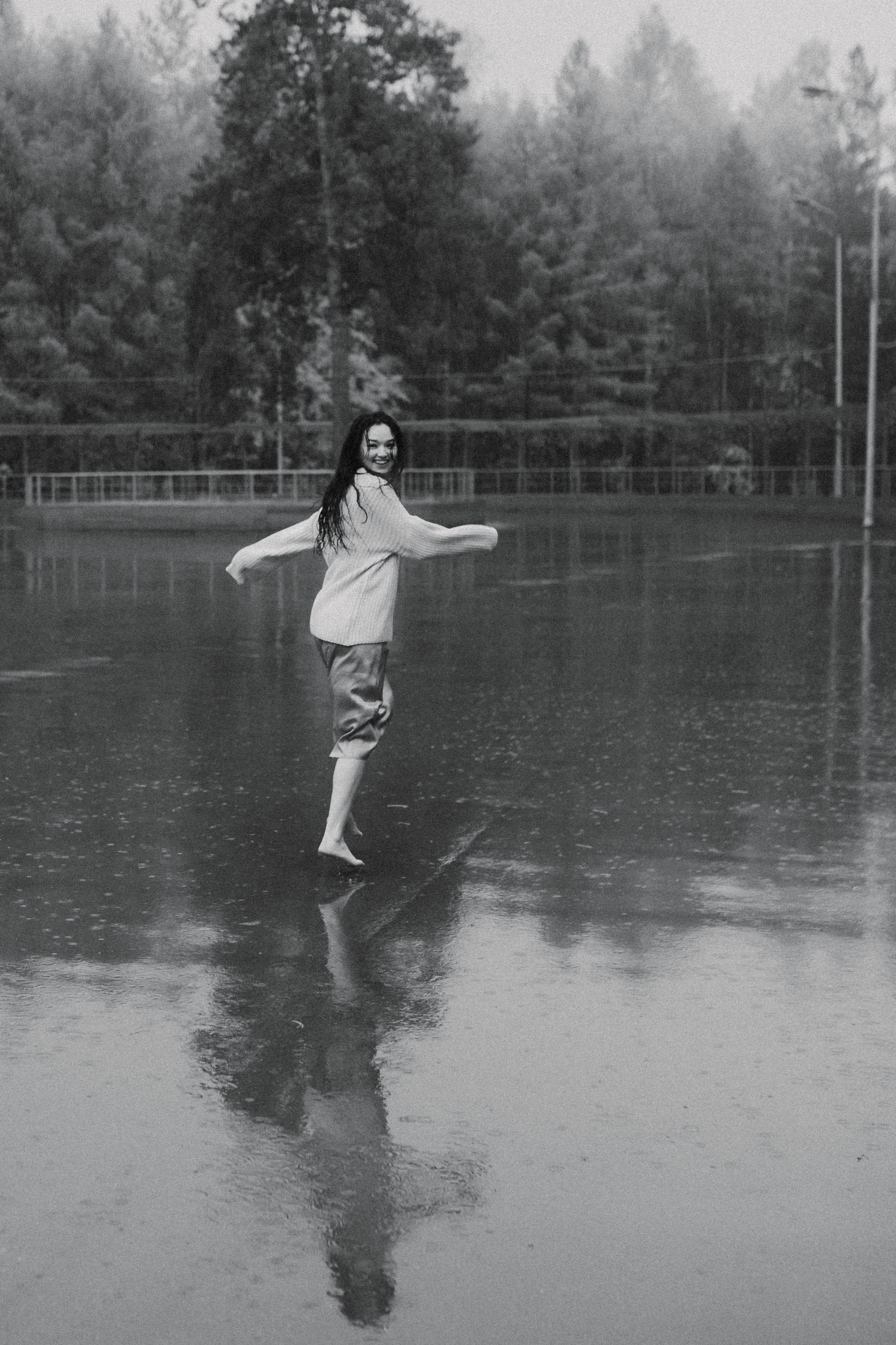 Бегать по сентябрьским лужам вдвоём. Свадебный фотограф Новосибирск