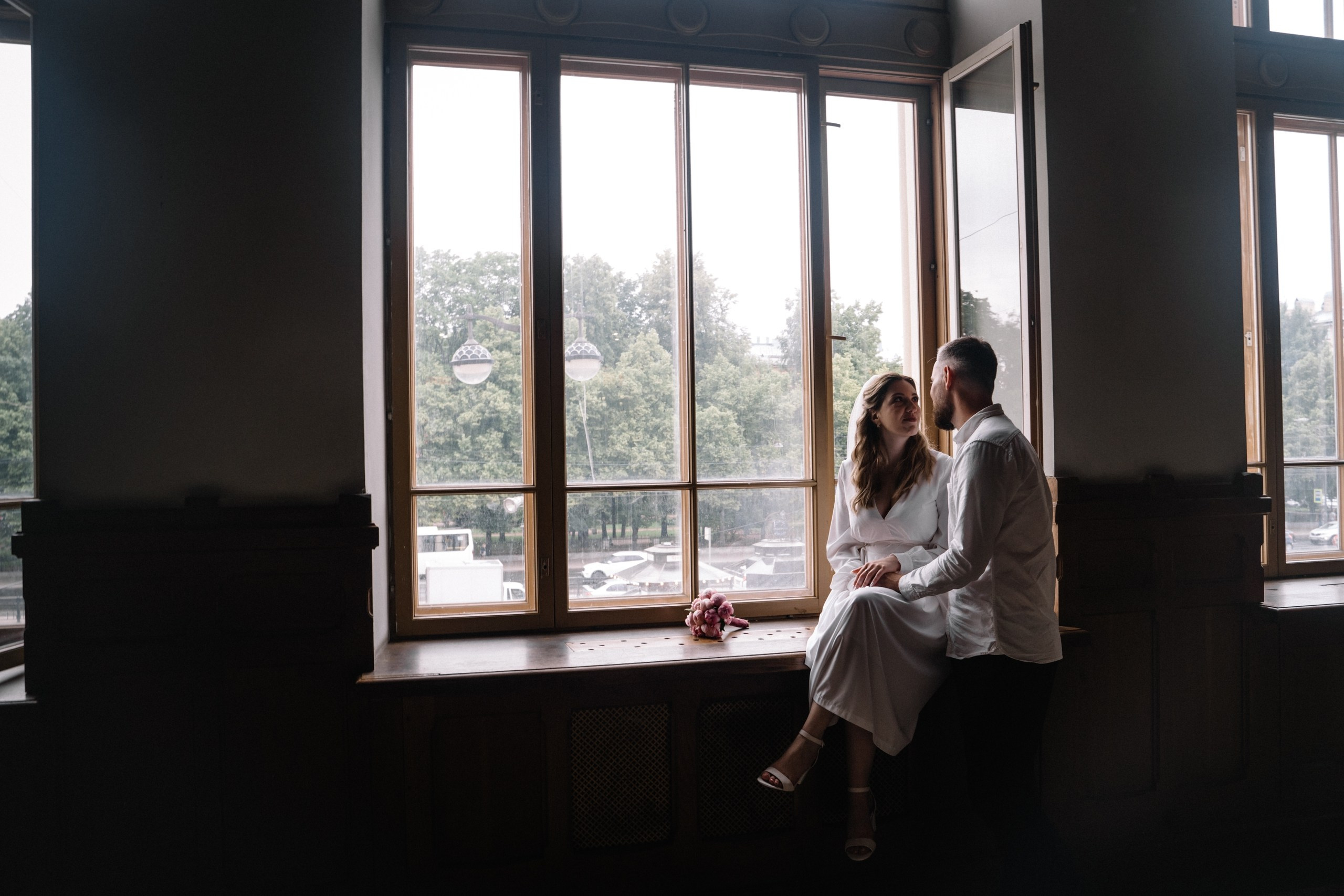 Свадебная прогулка фотосессия на вокзале. Фотограф Екатерина в городе Новороссийск