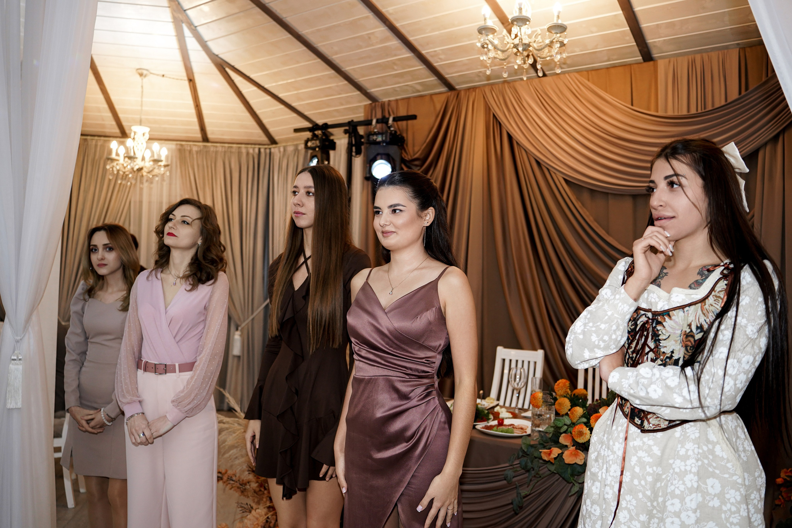 Свадебный банкет в беседке. Свадебный фотограф в Ростове-на-Дону. Таинство Крещения и Венчания, семейные фотосессии. Алёна Чёботова