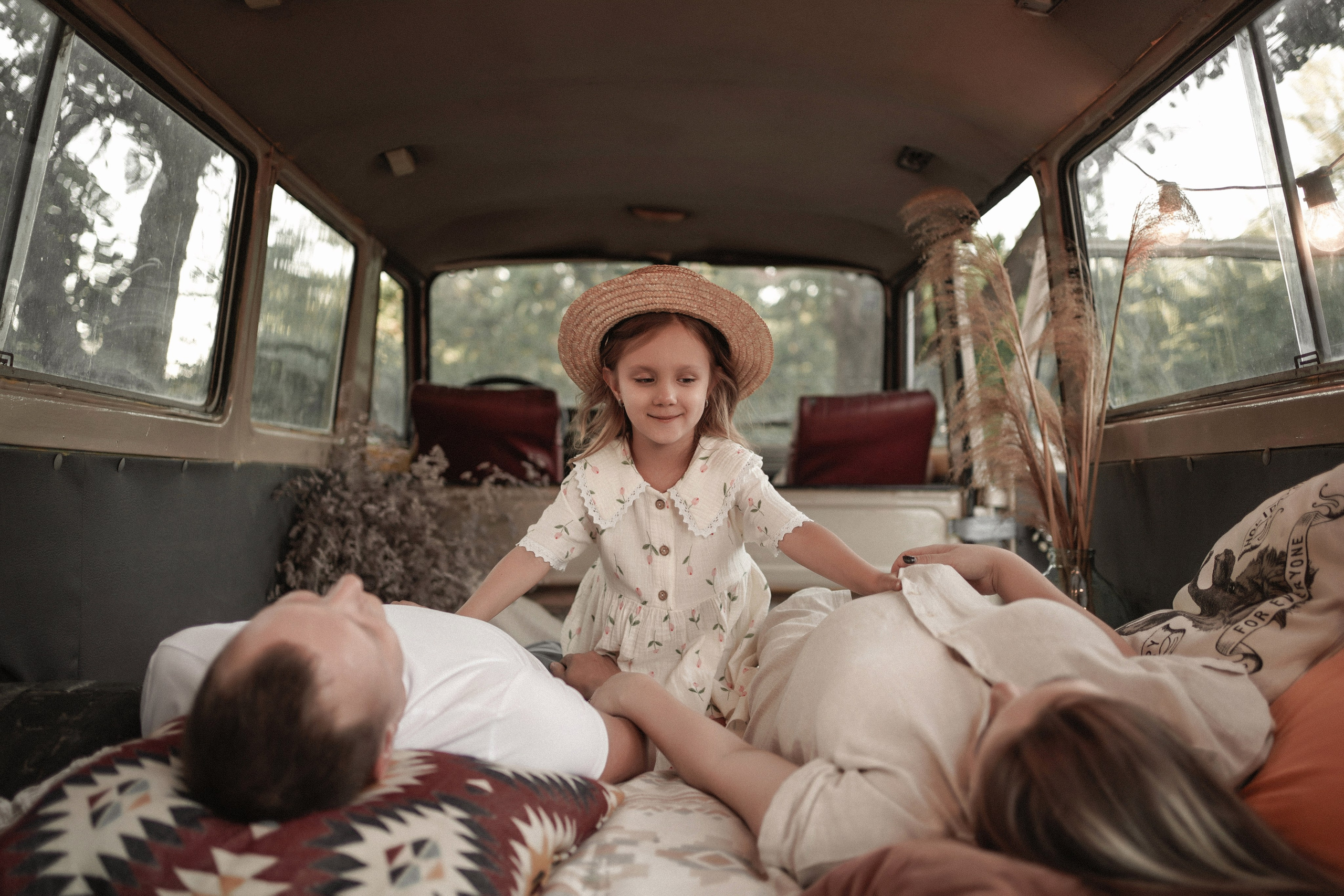 Семья в фотостудии на пруду. Свадебный фотограф в Ростове-на-Дону. Таинство Крещения и Венчания, семейные фотосессии. Алёна Чёботова