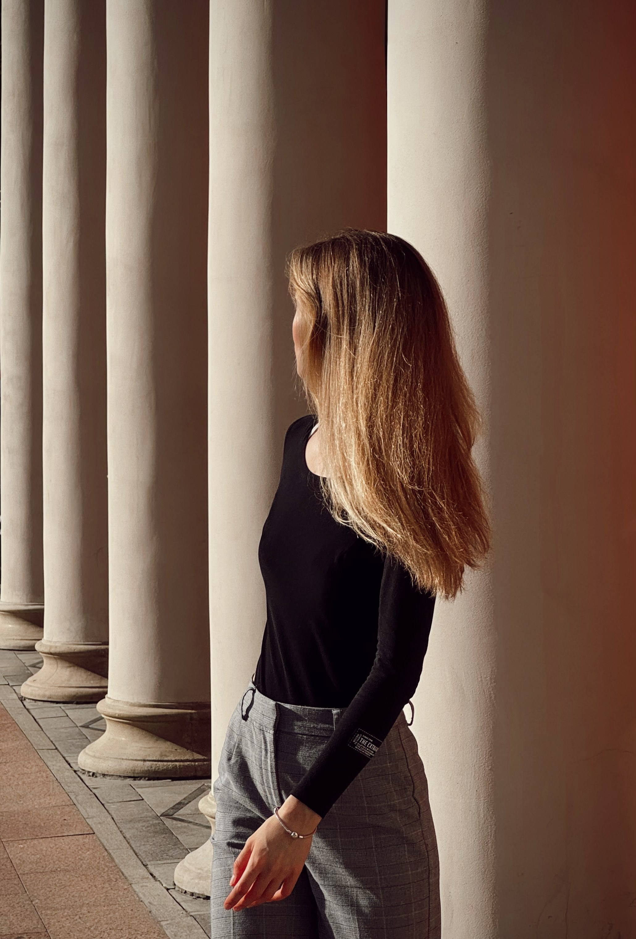 Среди колонн. Фотограф видеограф в Москве и Московской области Саша Секрет