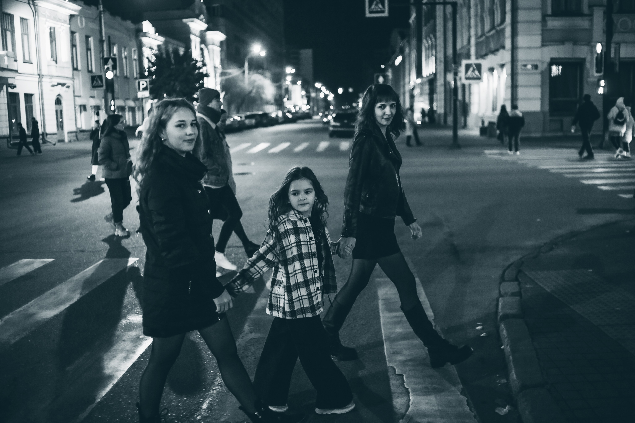 Ирина, Яна, Лера. Вечерняя прогулка. Фотограф Регина Крикунова г. Красноярск