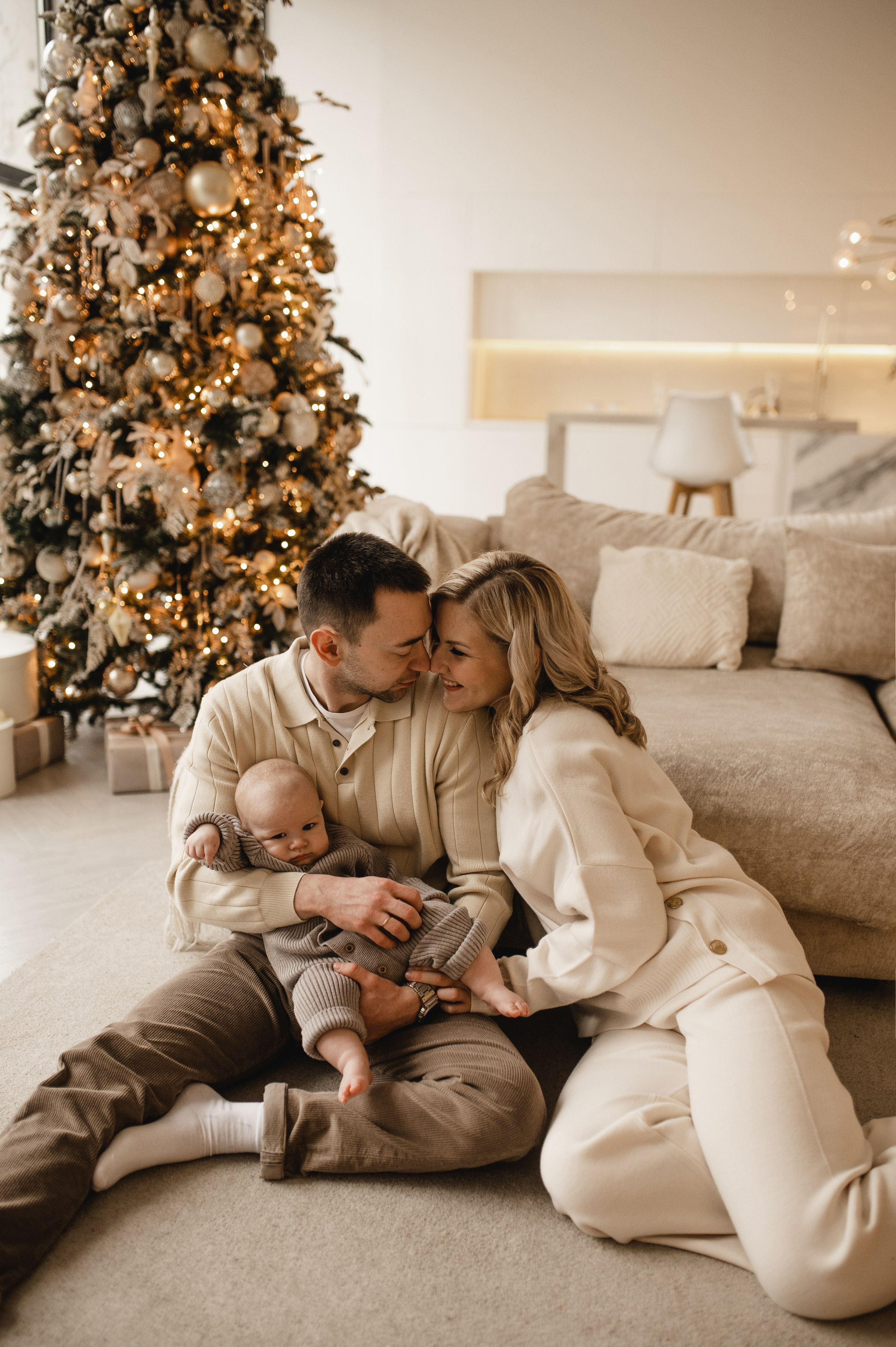 Новогодняя фотосессия в студии с малышом 6 месяцев в Бутово. Семейная фотосессия Бутово Москва фотограф Алина Морщагина