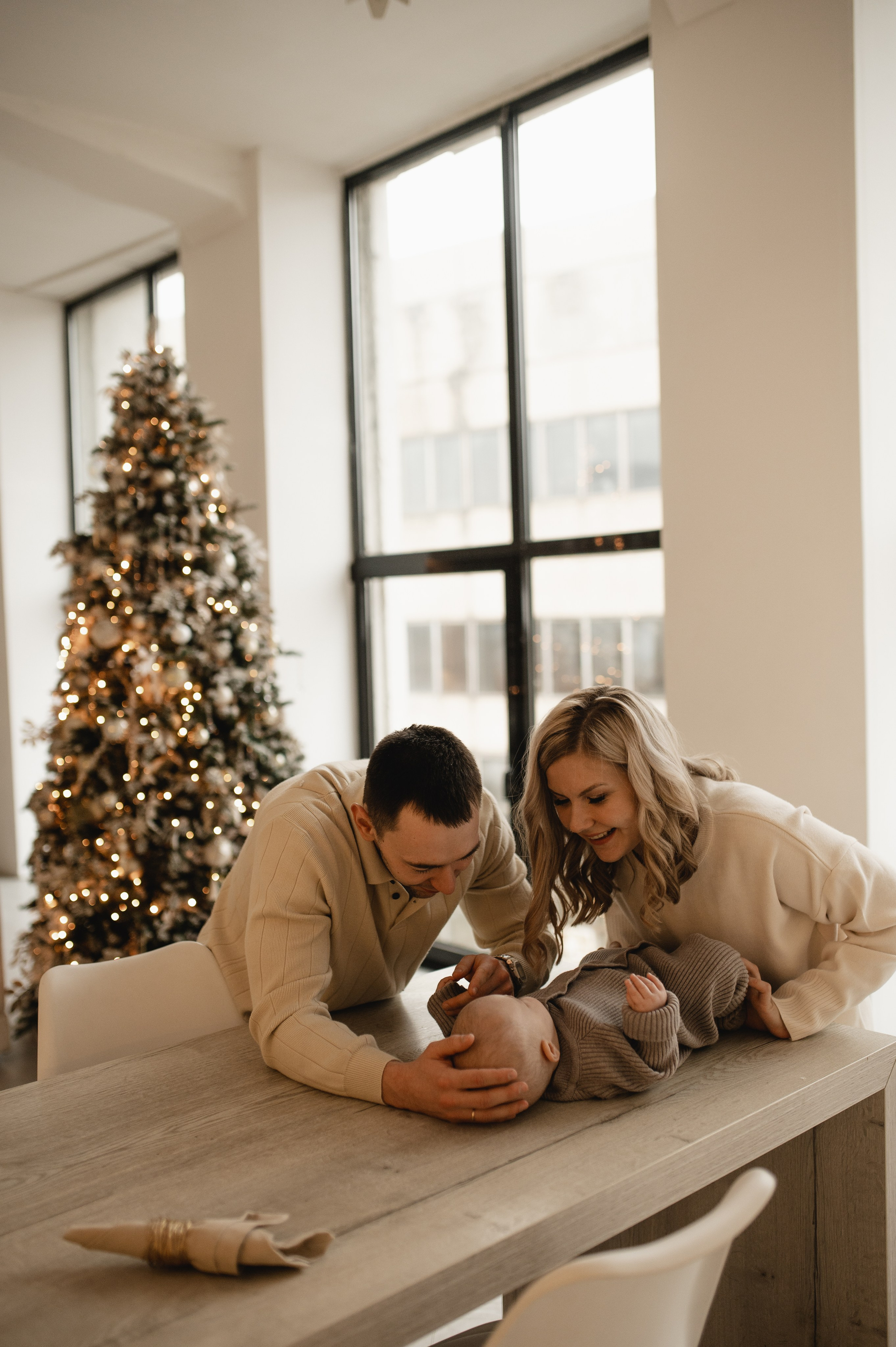 Новогодняя фотосессия в студии с малышом 6 месяцев в Бутово. Семейная фотосессия Бутово Москва фотограф Алина Морщагина