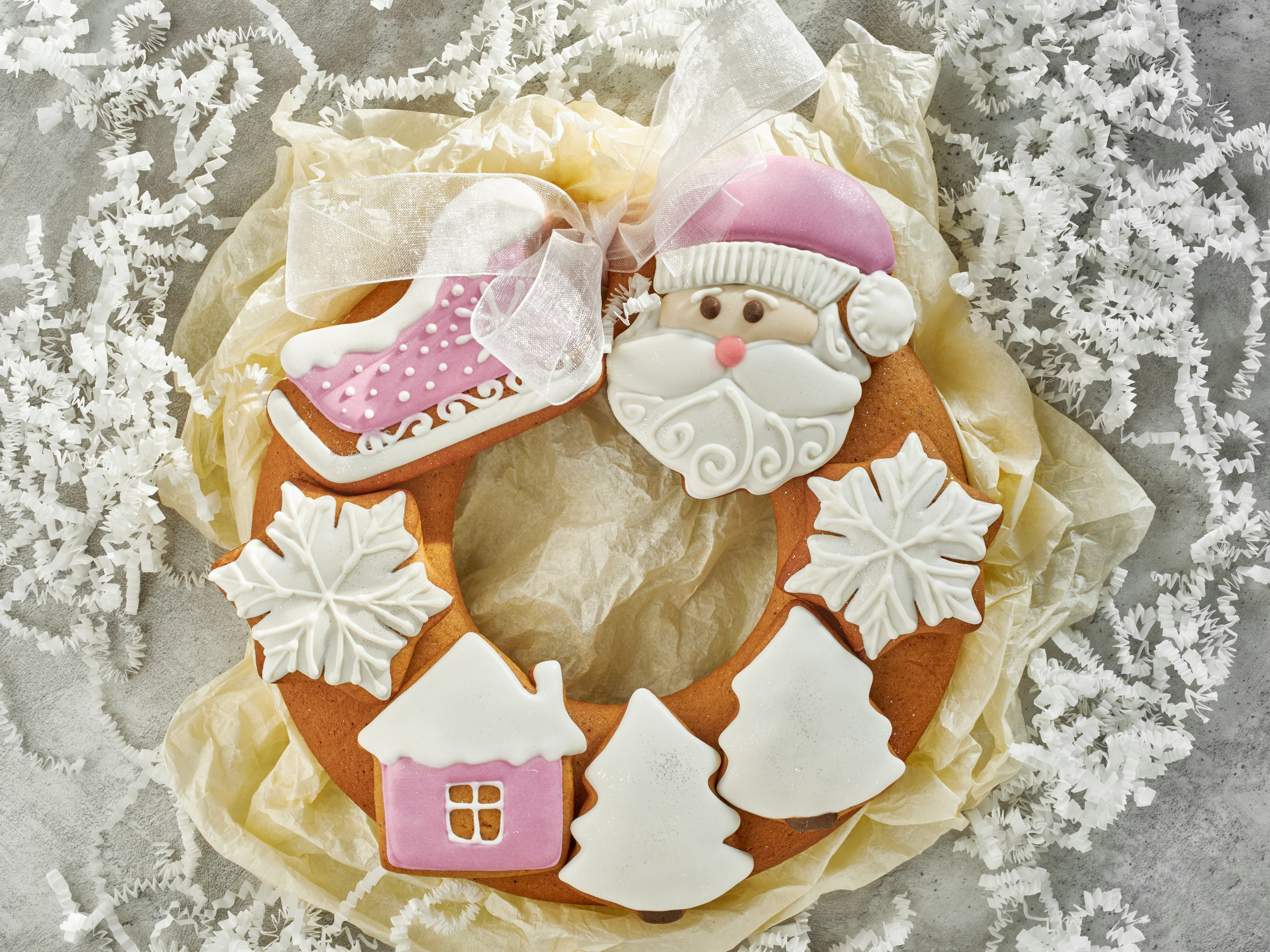 Имбирные пряники в новогодней стилистике розового цвета