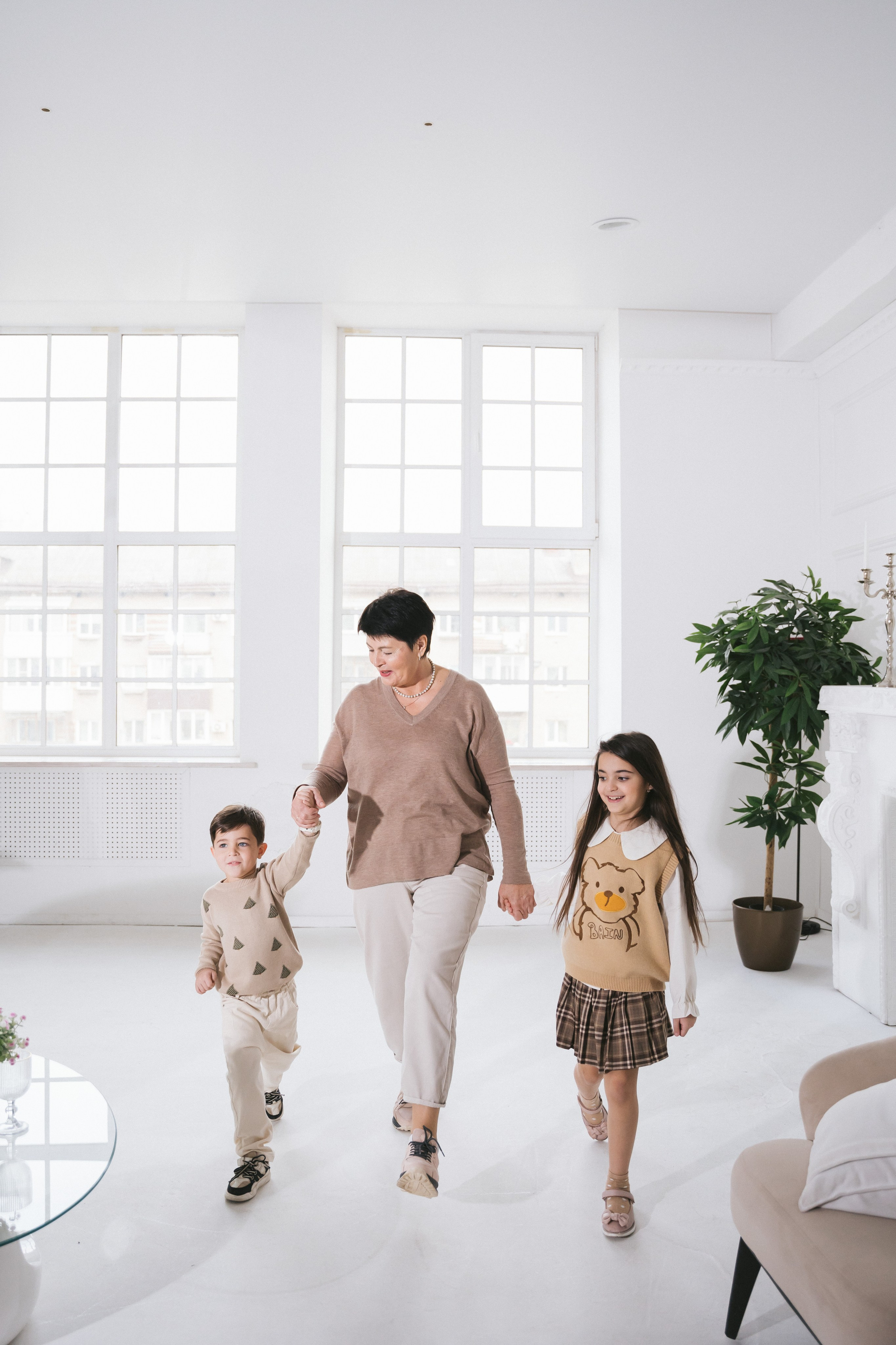 Счастливая бабушка и ее внуки. Портретный и семейный фотограф в Перми Мила Ульянова