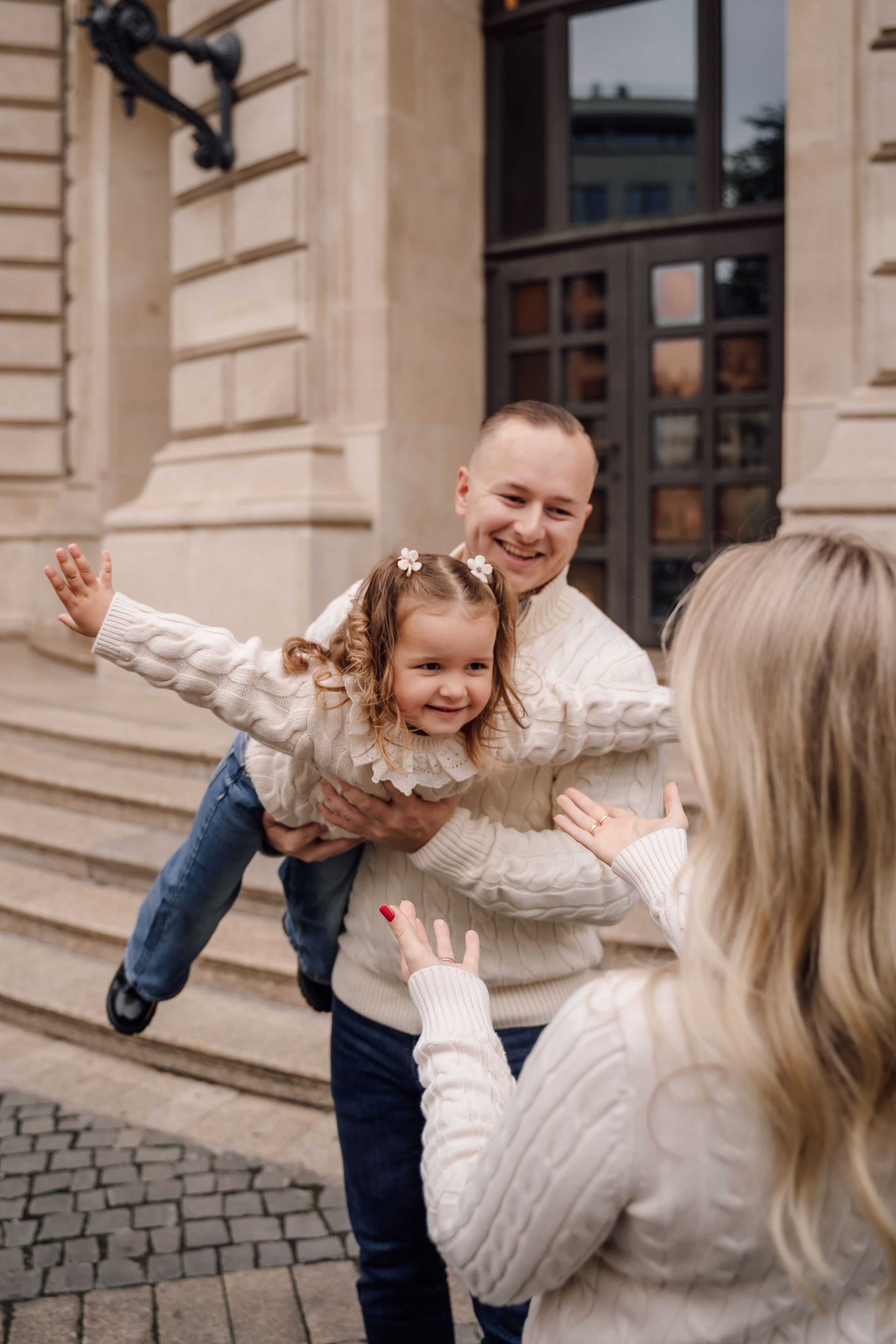 Family at Alte Oper. Анастасия Вайнер — свадебный и портретный фотограф в Германии и по всей Европе