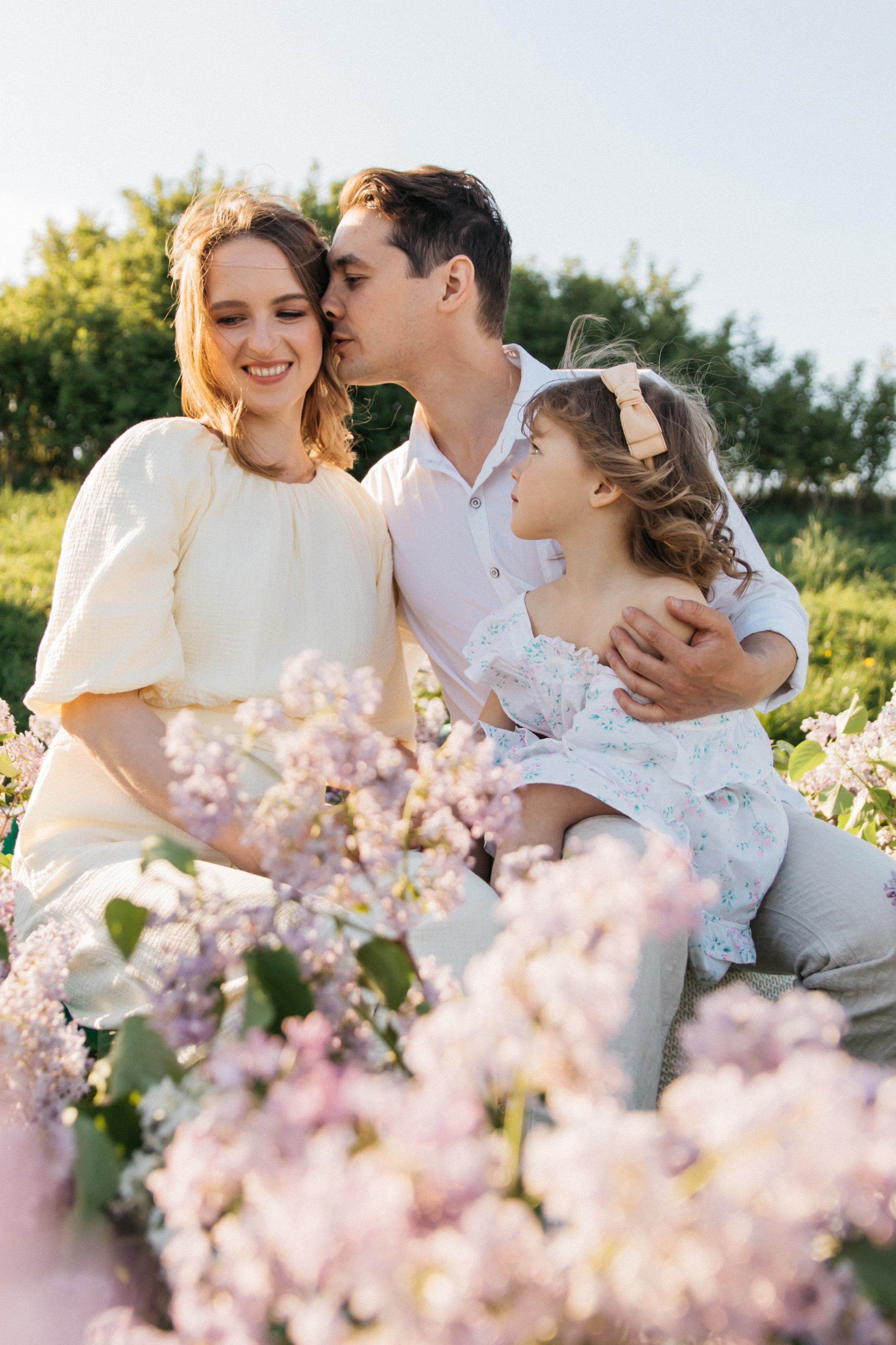Семейная фотосессия в лодке с сиренью Москва Дубна