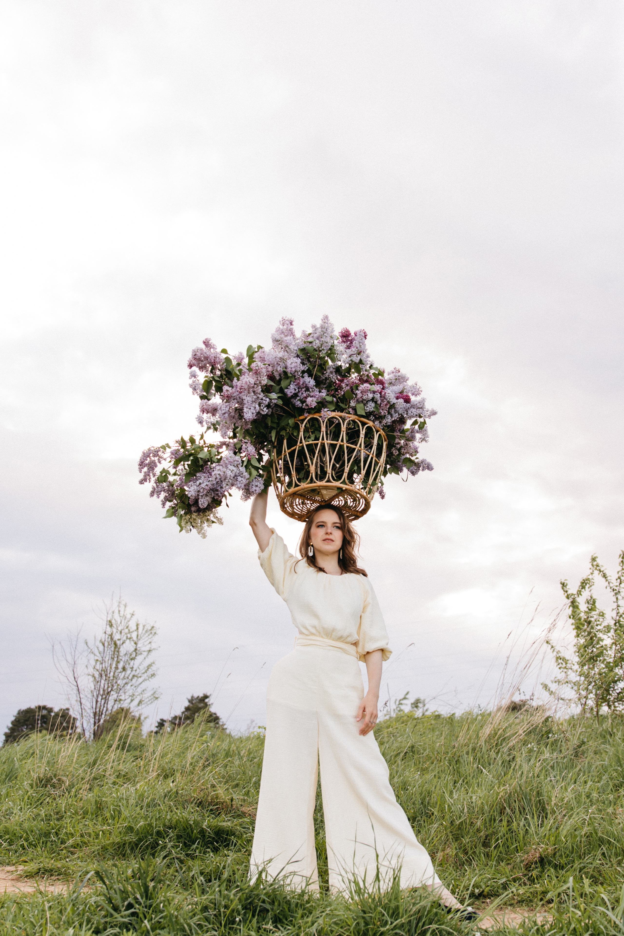 Фотосессия девушки с сиренью Москва