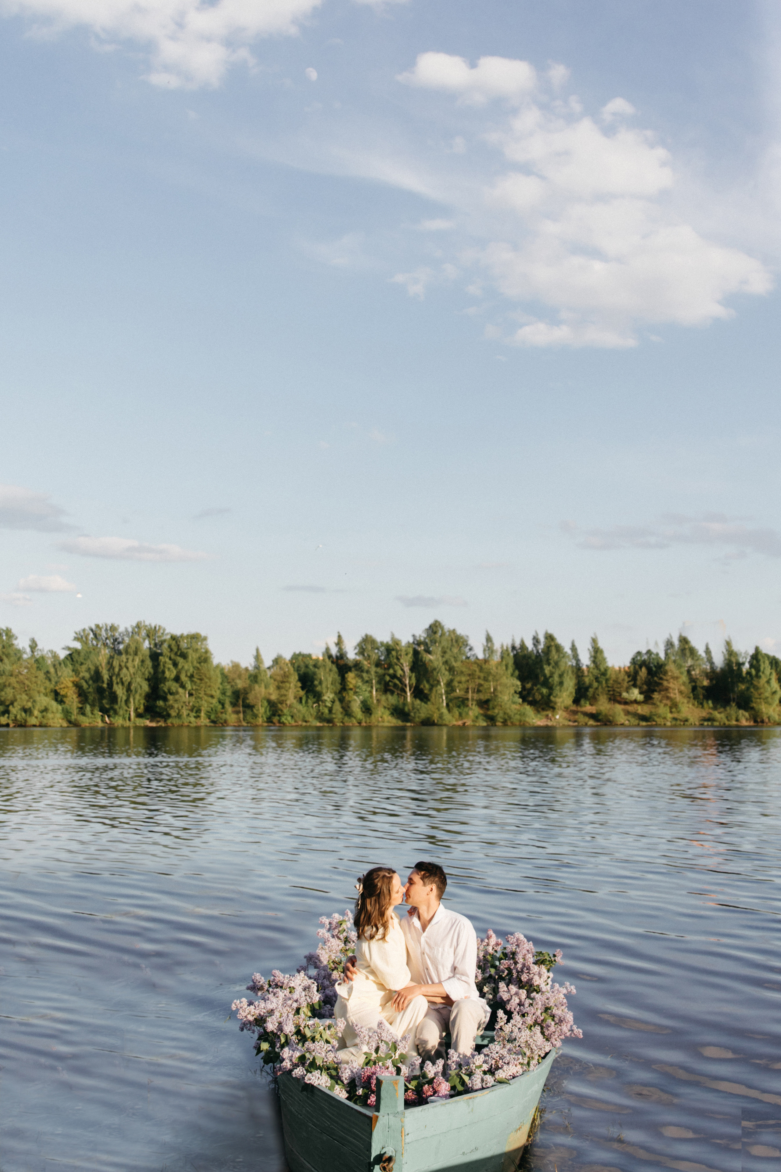 Семейная в лодке с сиренью. Свадебный и семейный фотограф в Москве Холда Тати