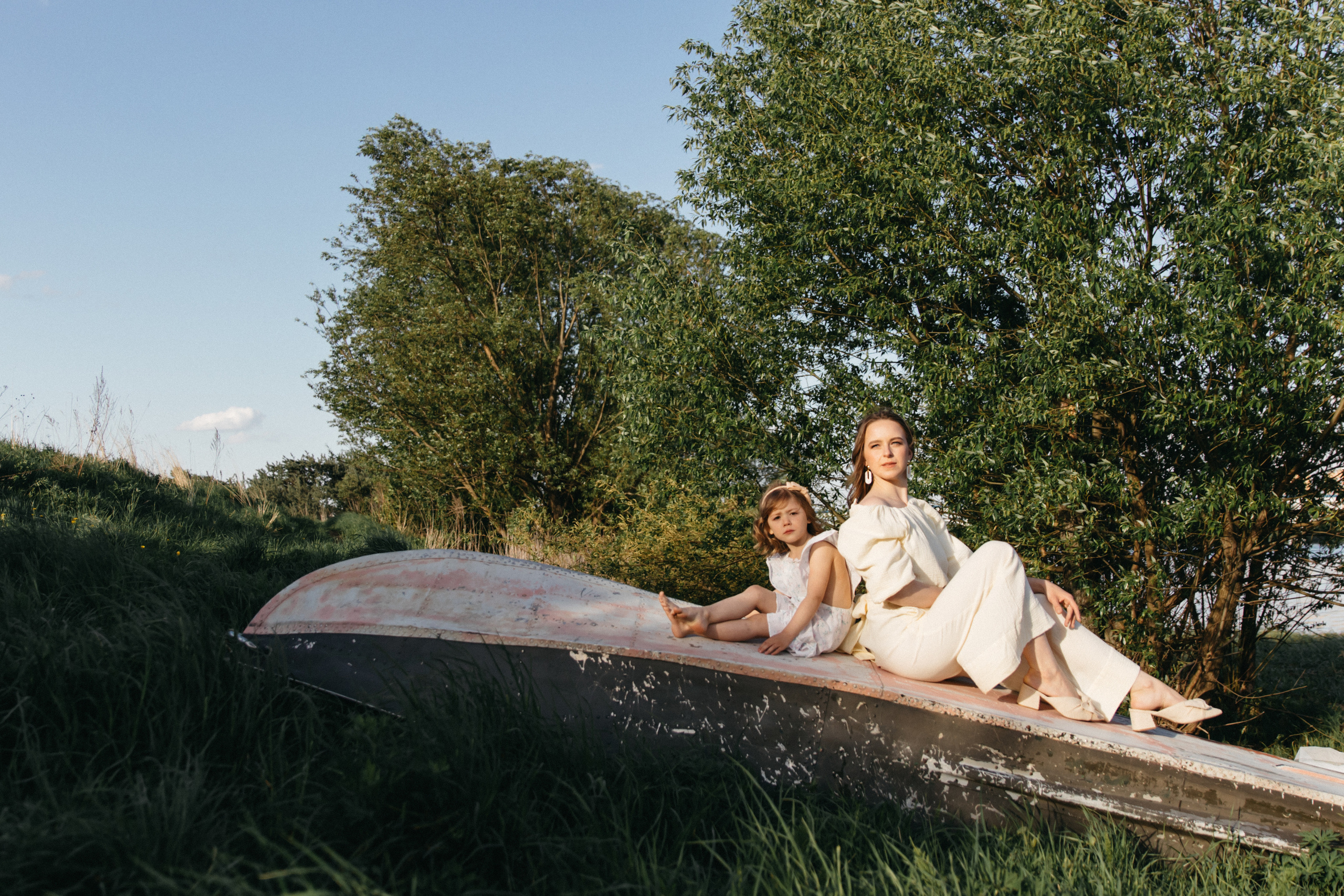 Семейная в лодке с сиренью. Свадебный и семейный фотограф в Москве Холда Тати