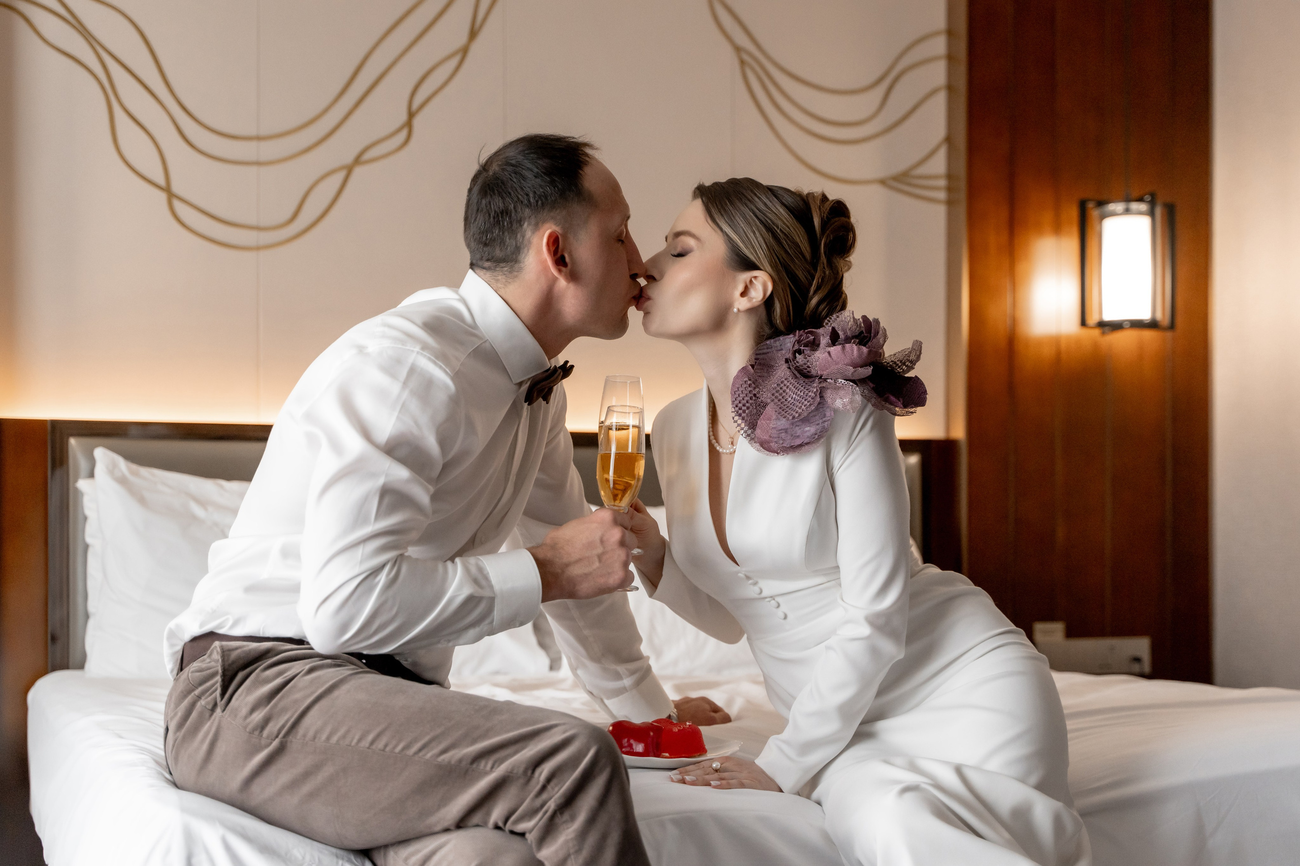 Свадебный фотограф в Москве. Свадебный фотограф Видное, Бутово, Домодедово, Щербинка, Царицыно. Свадебная фотосессия и сборы невесты в отеле Soluxe. Регистрация брака во дворце бракосочетания ВДНХ. Свадьба на ВДНХ. Свадебная фотосессия с ретро автомобилем Чайка. 