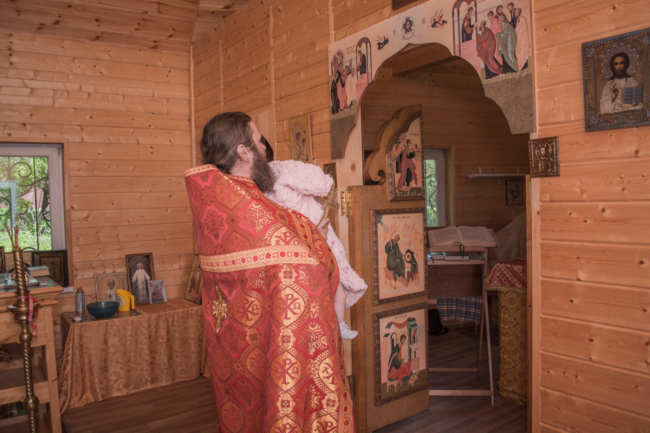 Крещение Василисы в храме Николая Чудотворца в д. Старый погост. Фотограф Евгений Егоров