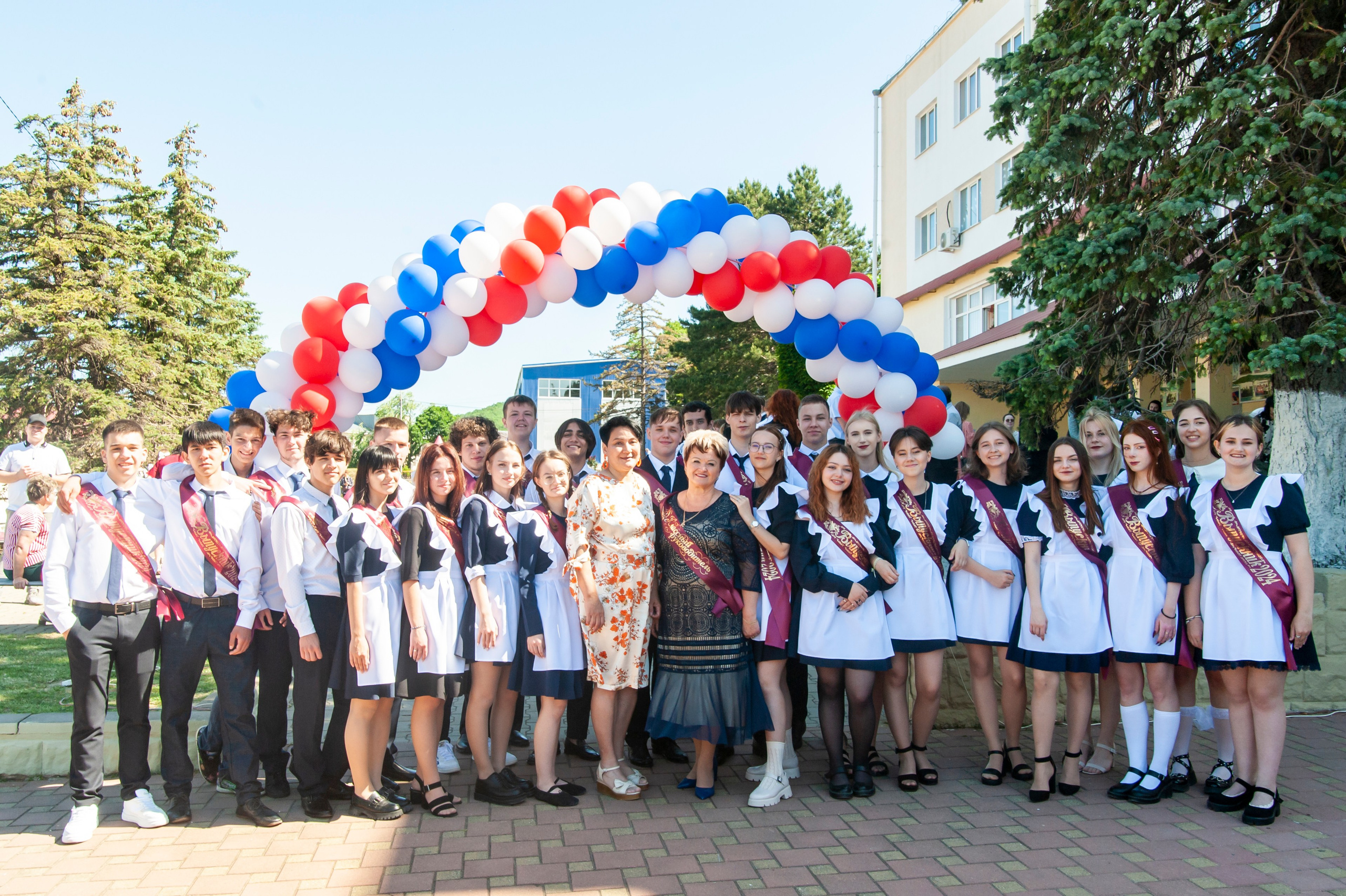 Последний Звонок МАОУ СОШ № 17 им. Эдуарда Есаяна — Архипо-Осиповка. Свадебный и семейный фотограф Денис Лукьянов в Краснодаре, Краснодарском крае и Республике Крым