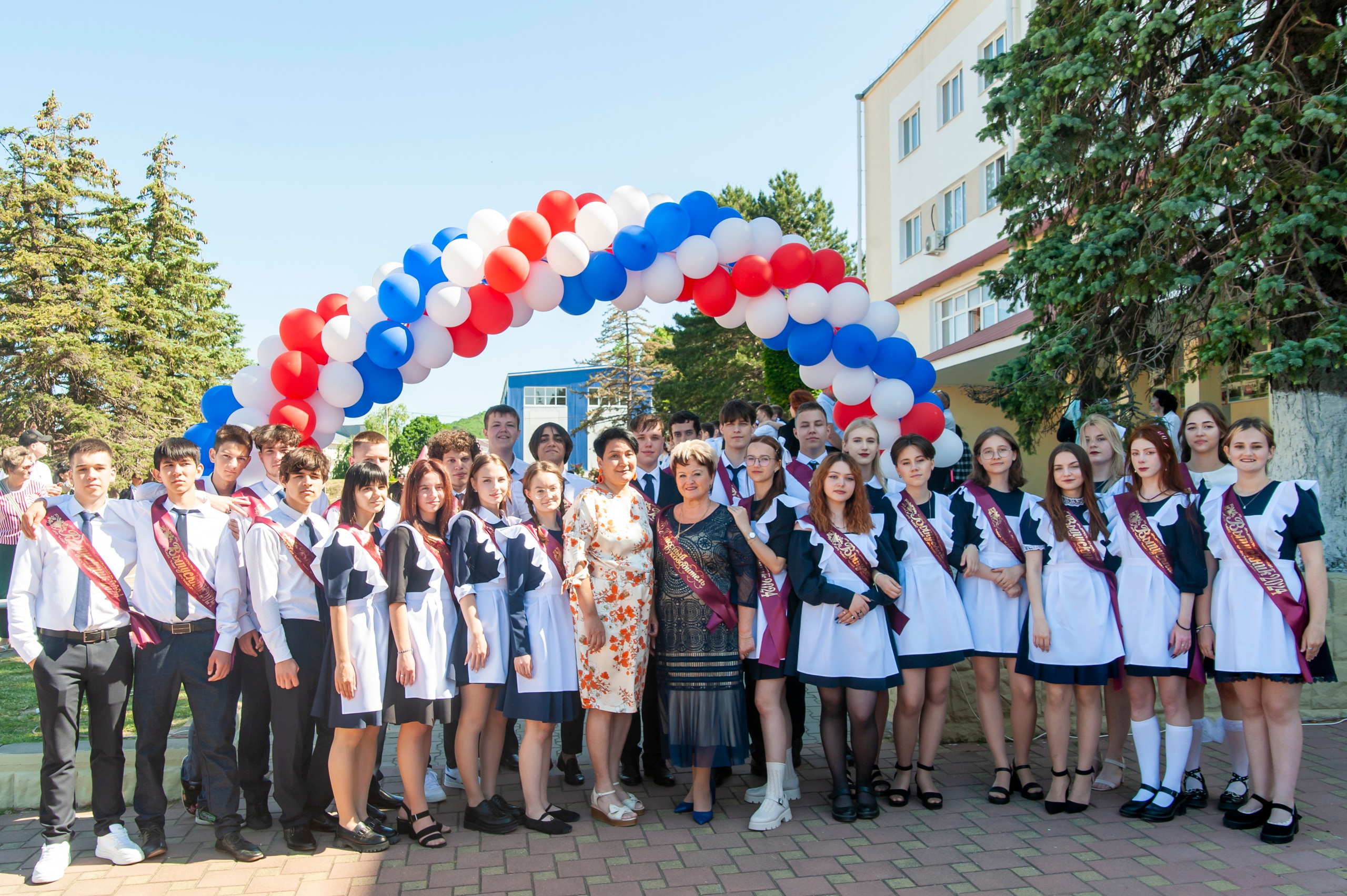 Последний Звонок МАОУ СОШ № 17 им. Эдуарда Есаяна — Архипо-Осиповка. Свадебный и семейный фотограф Денис Лукьянов в Краснодаре, Краснодарском крае и Республике Крым