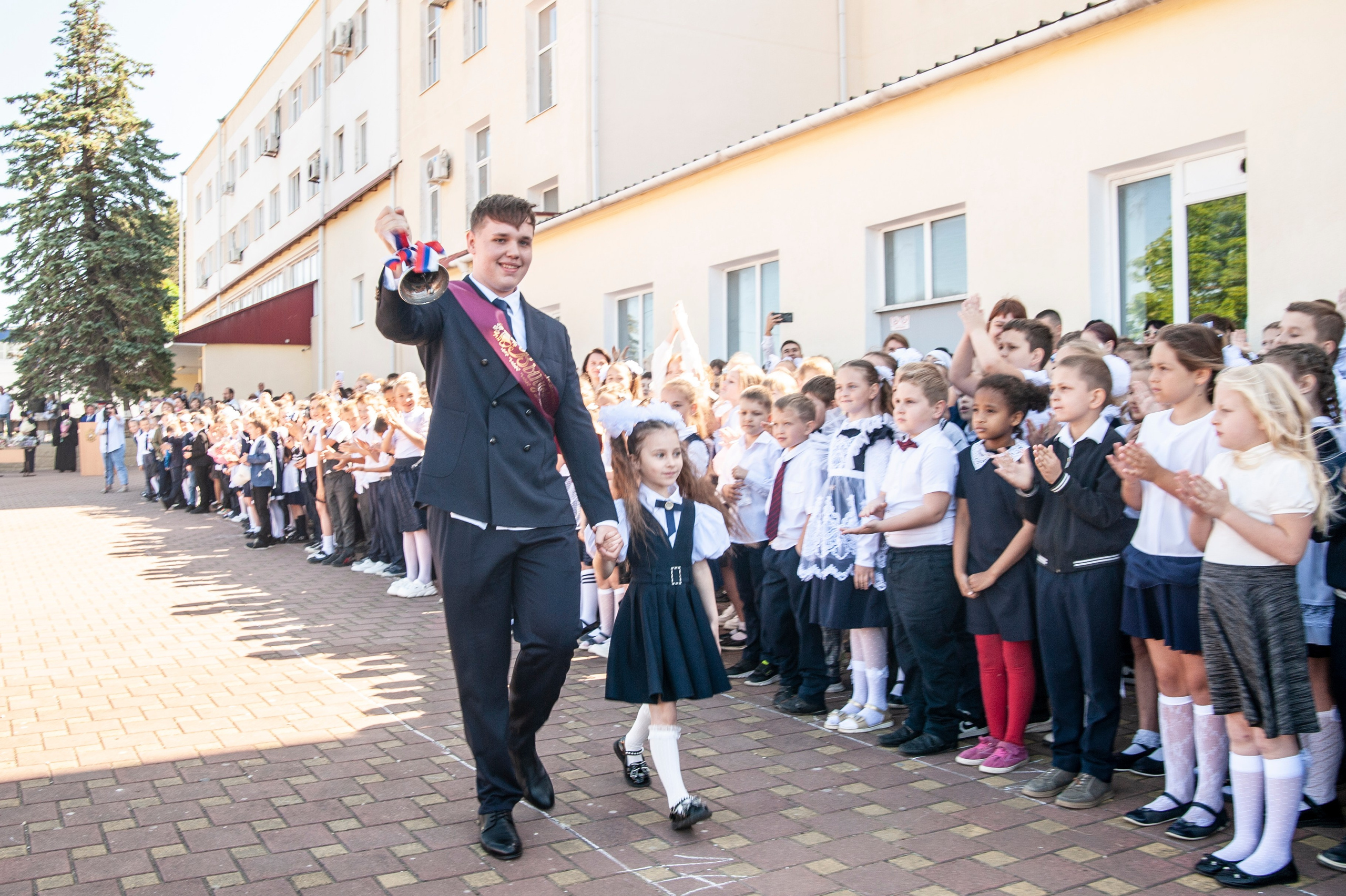 Последний Звонок МАОУ СОШ № 17 им. Эдуарда Есаяна — Архипо-Осиповка. Свадебный и семейный фотограф Денис Лукьянов в Краснодаре, Краснодарском крае и Республике Крым