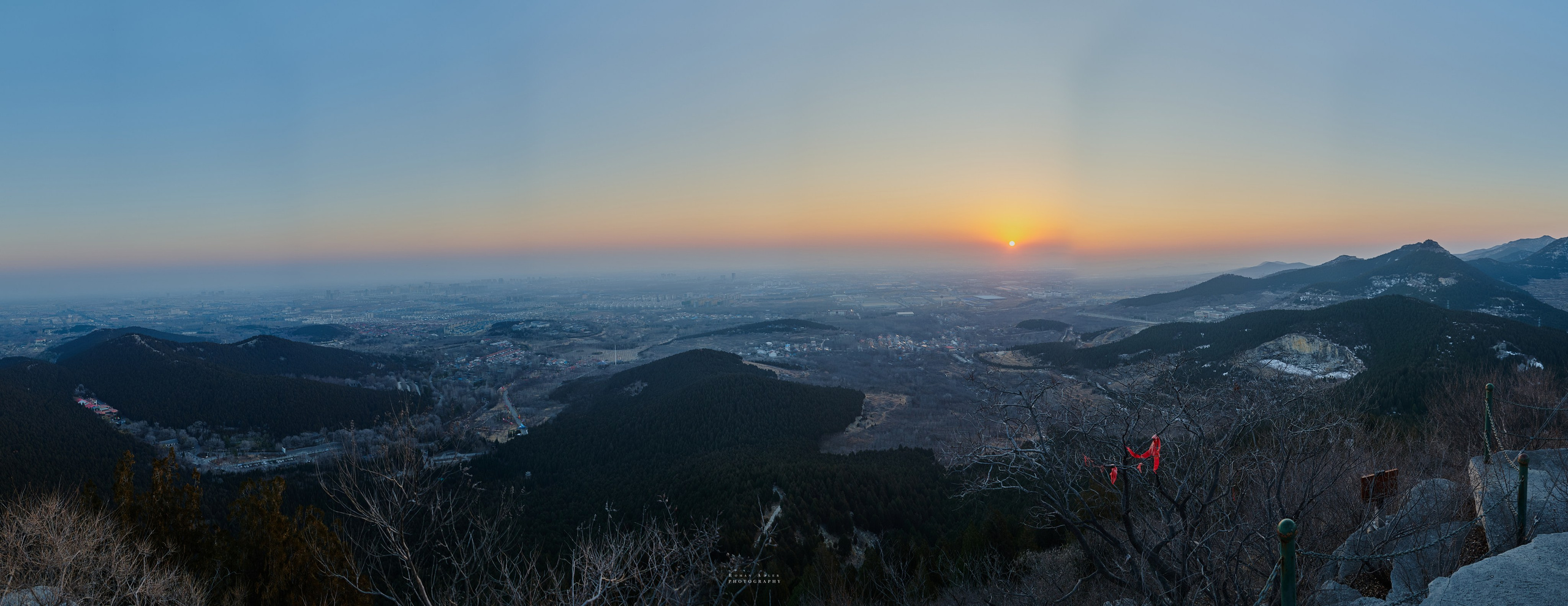 Рассвет на храмовой горе Юнмень. Цинчжоу. Фотограф Роман Адлер