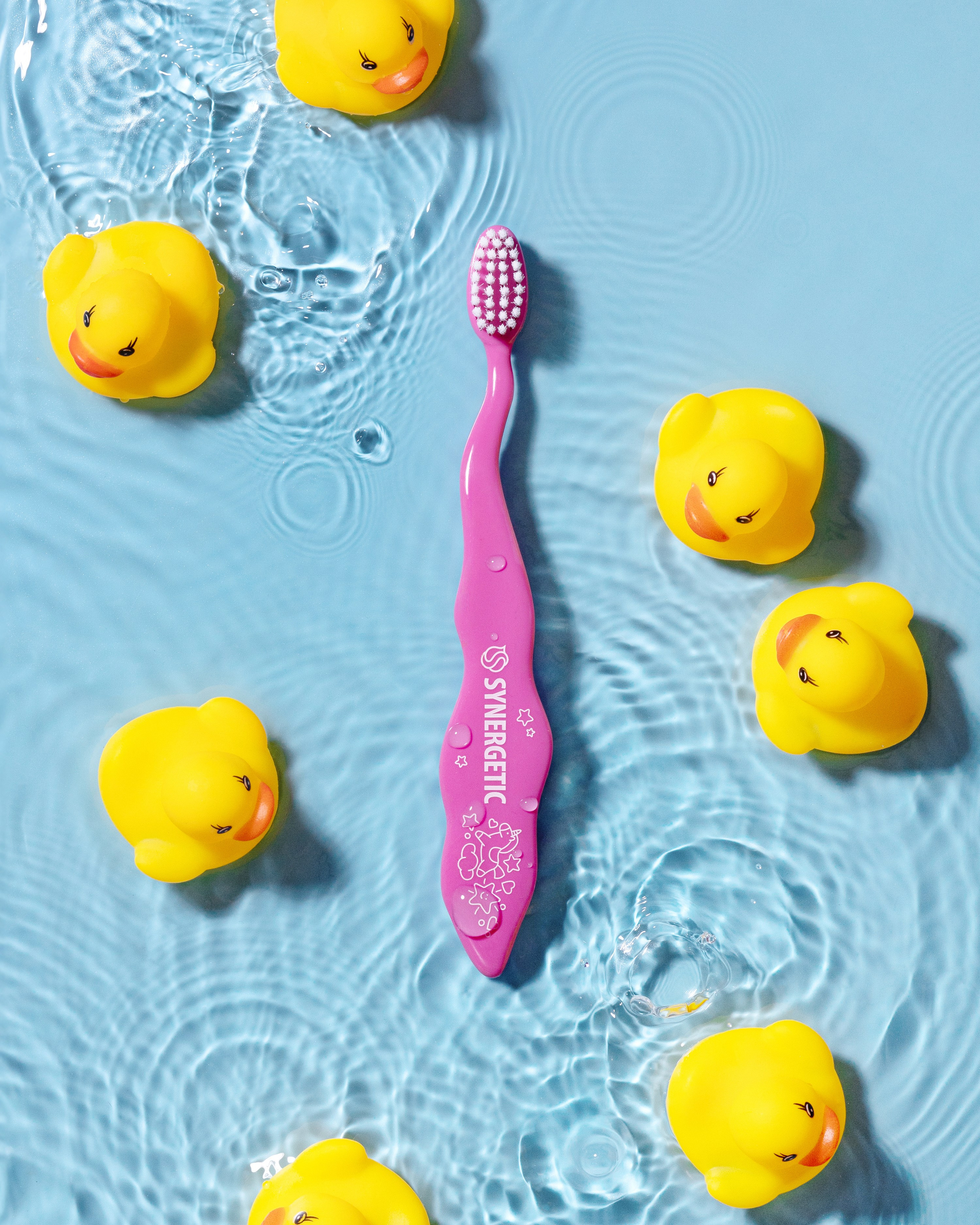 Детская зубная щетка. Уточки. Фотография с водой. 