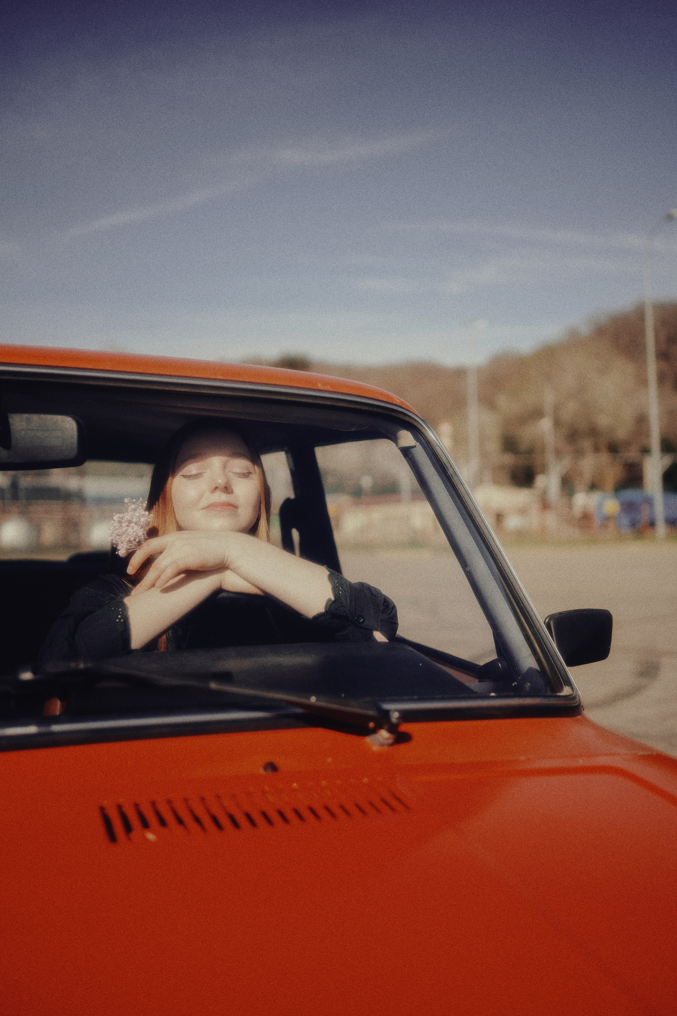 Кинематаграфичный портрет девушки в авто в Москве
