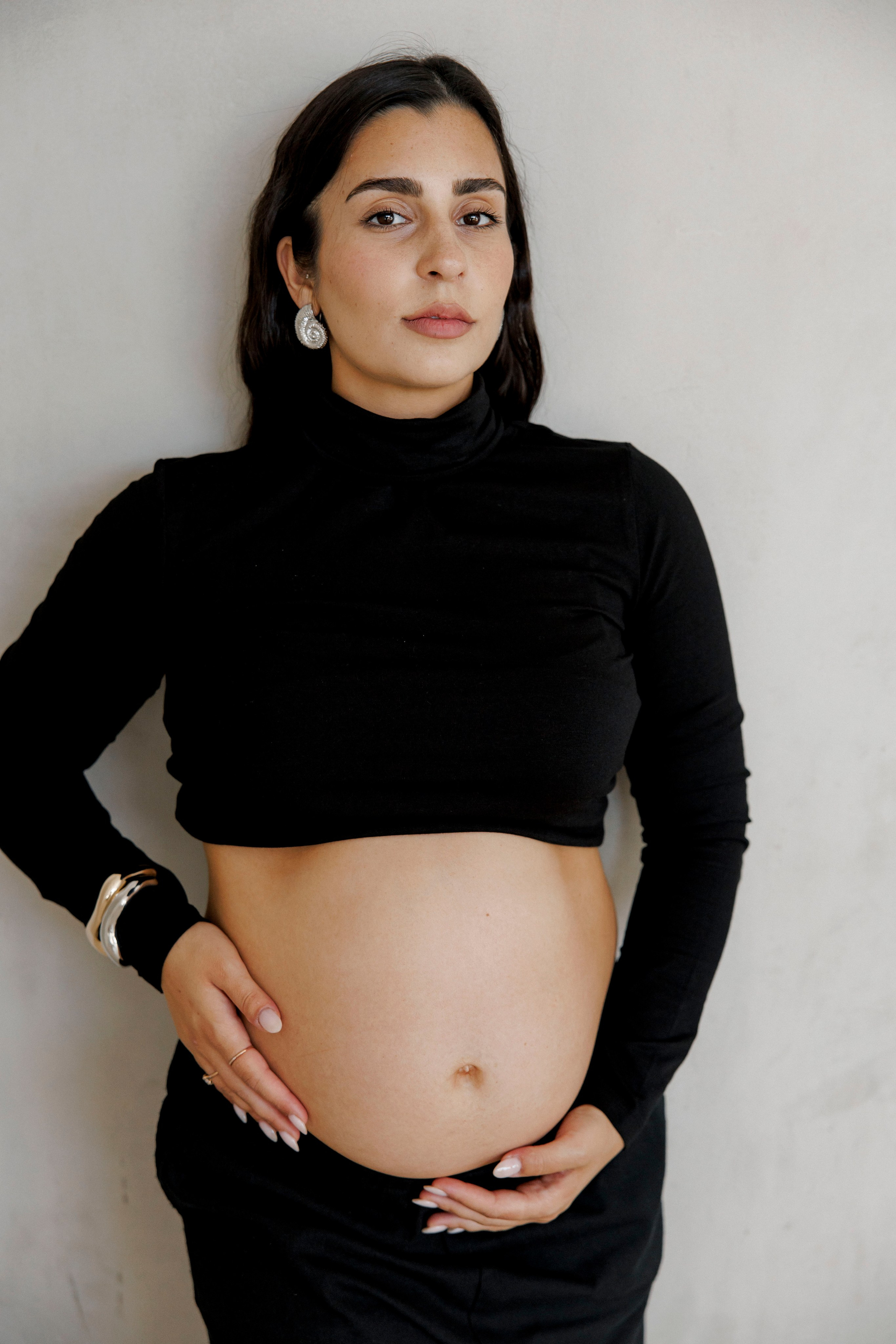 Pregnancy photoshoot inside the Grey Studio. Главная