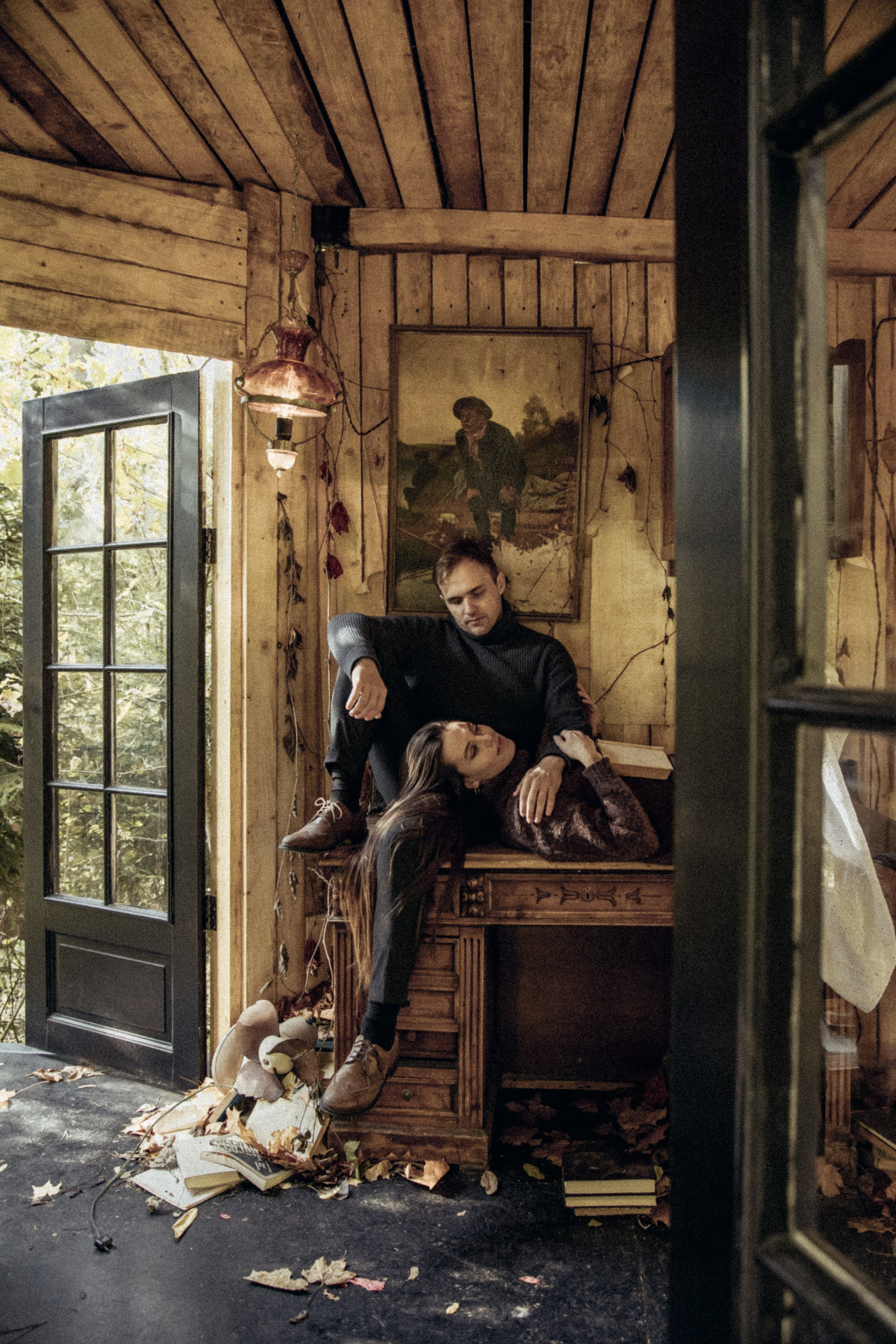 пара в доме в лесу