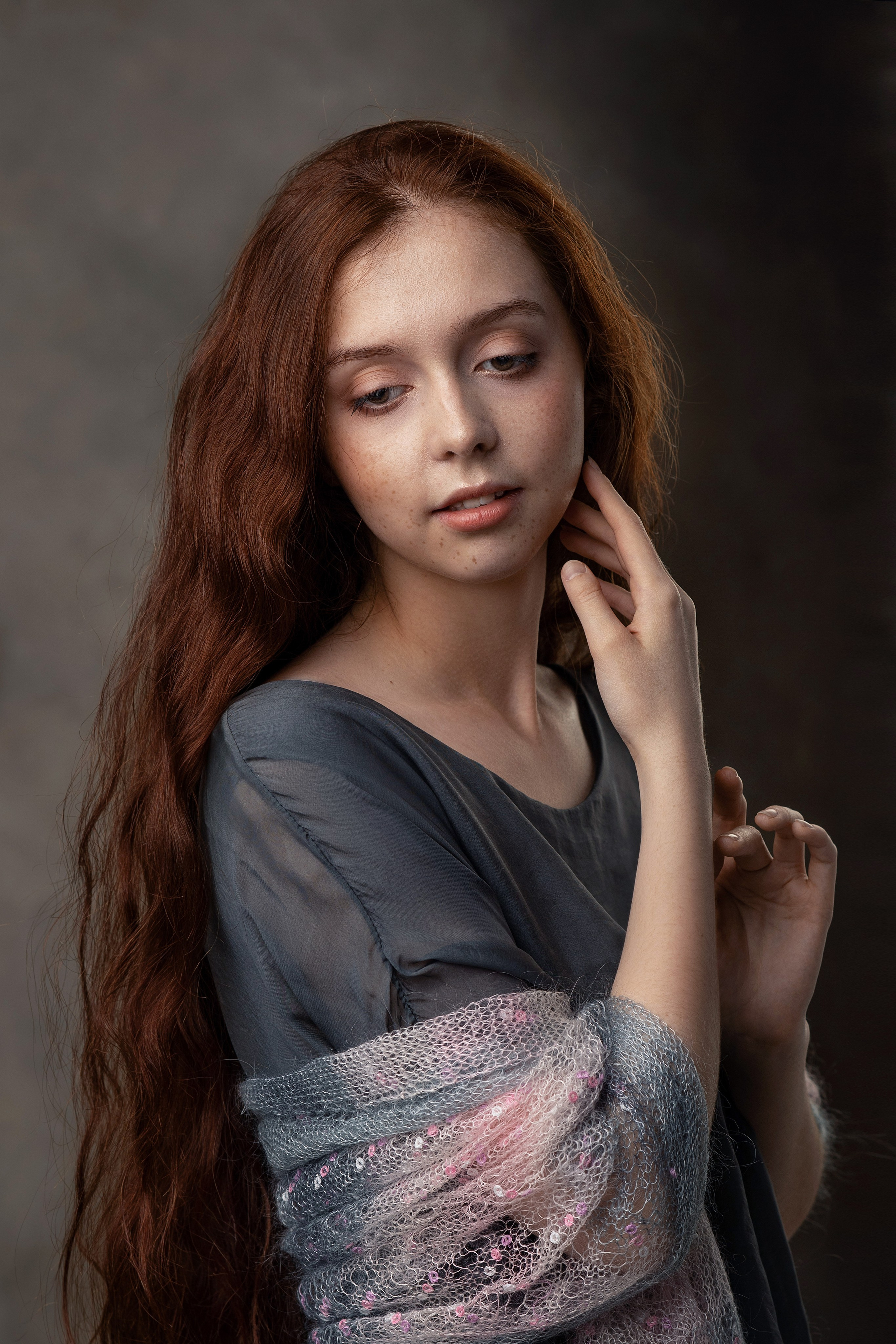 Фотосессия в студии арт портрет женщины длинные рыжие волосы в сером платье с пуховым платком  с веточками вербы на темном фоне