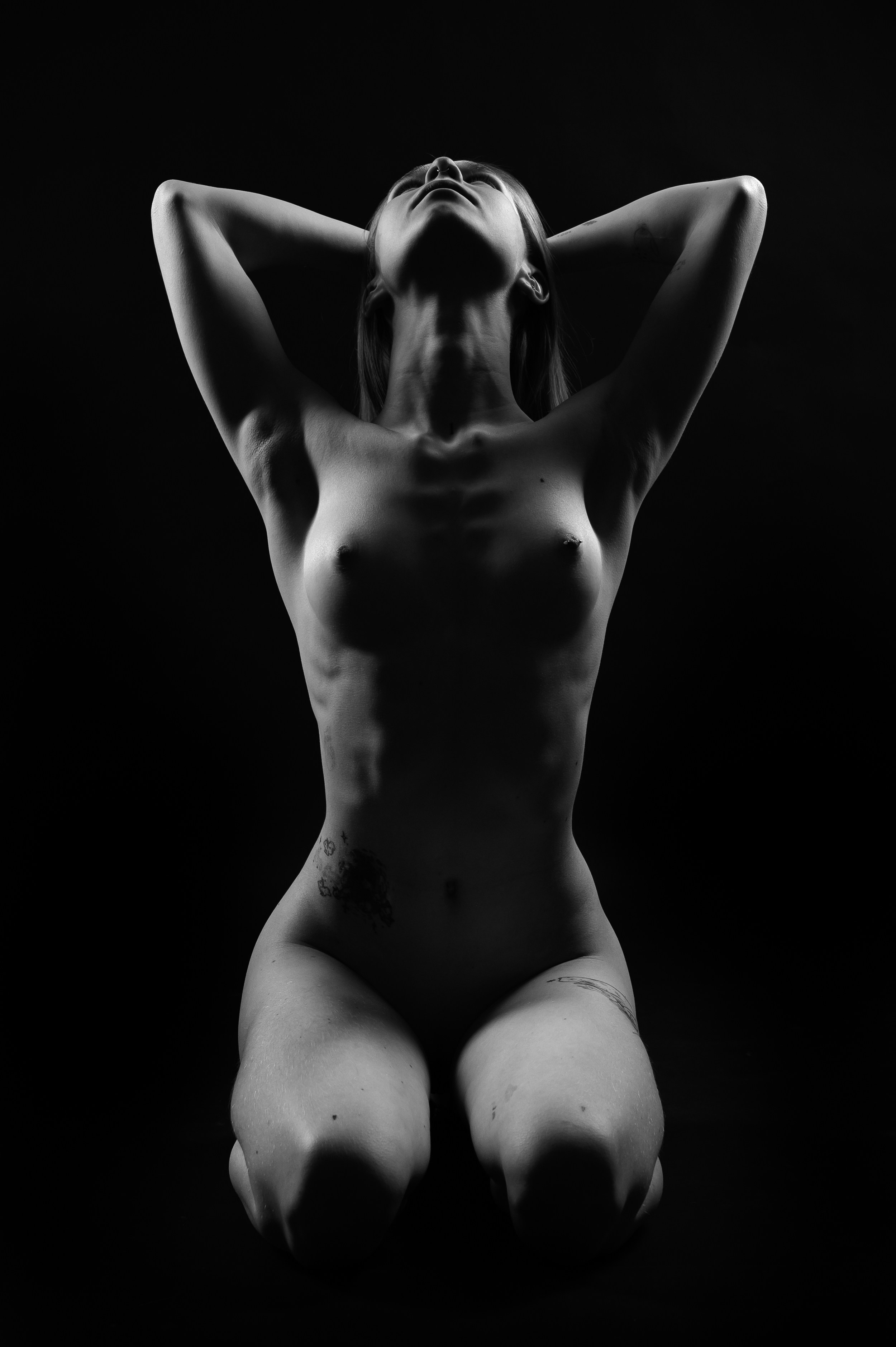 Фотография женского тела с акцентом на световые переходы и контраст