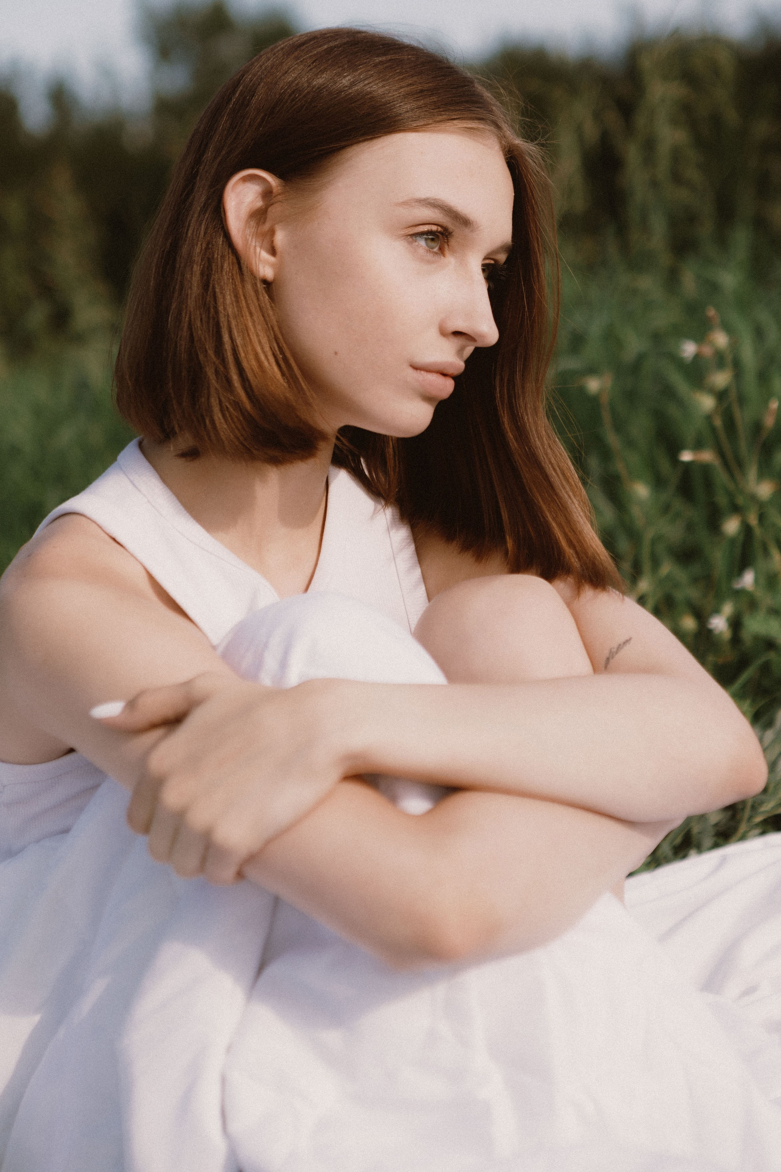 Летняя фотосессия в поле. Девушка в поле в кровати