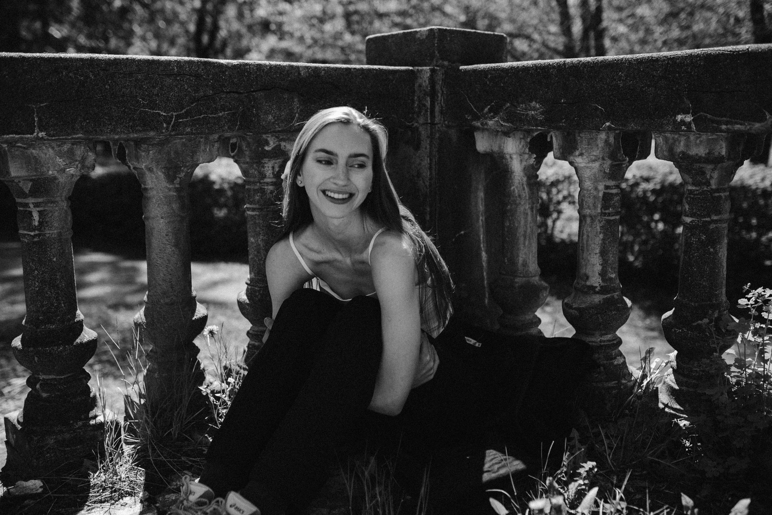 Девушка открыто улыбается под лучами солнца