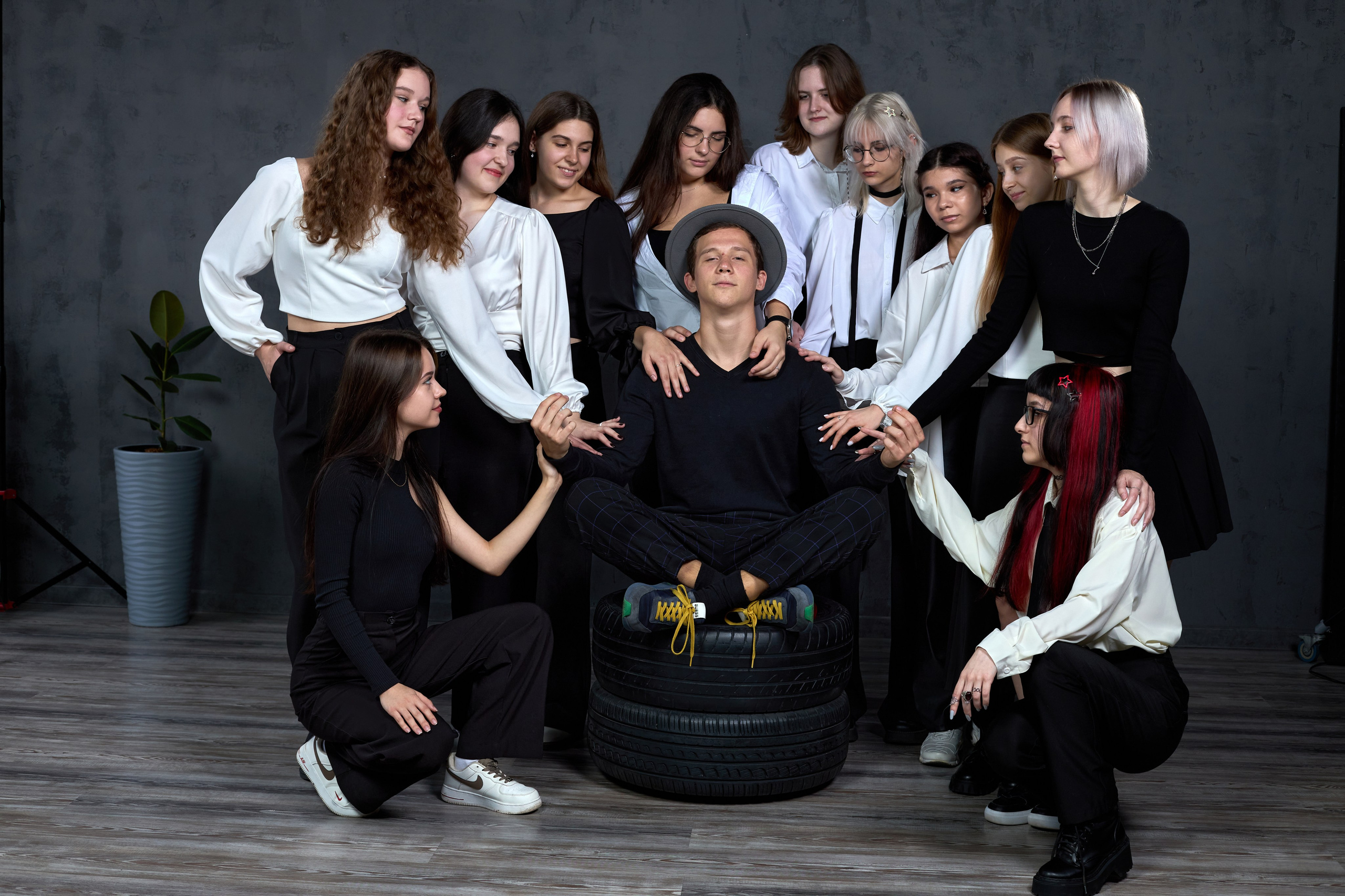 Сьемка выпускного альбома в студии DARK LOFT таганрог. Фотограф Выпускные альбомы Таганрог Сергей Коробченко