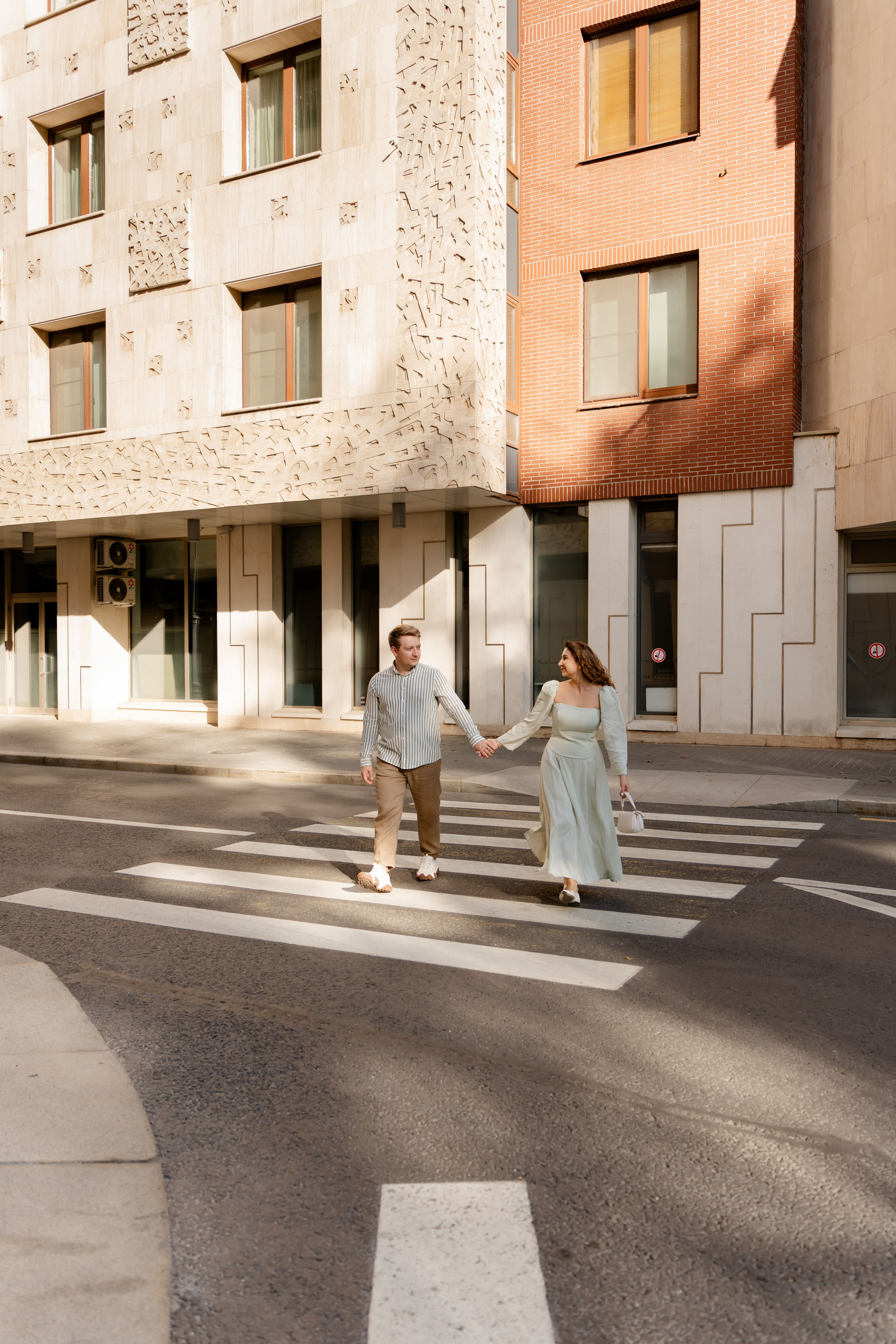 Девушка с парнем переходят дорогу. Фотосессия Москва