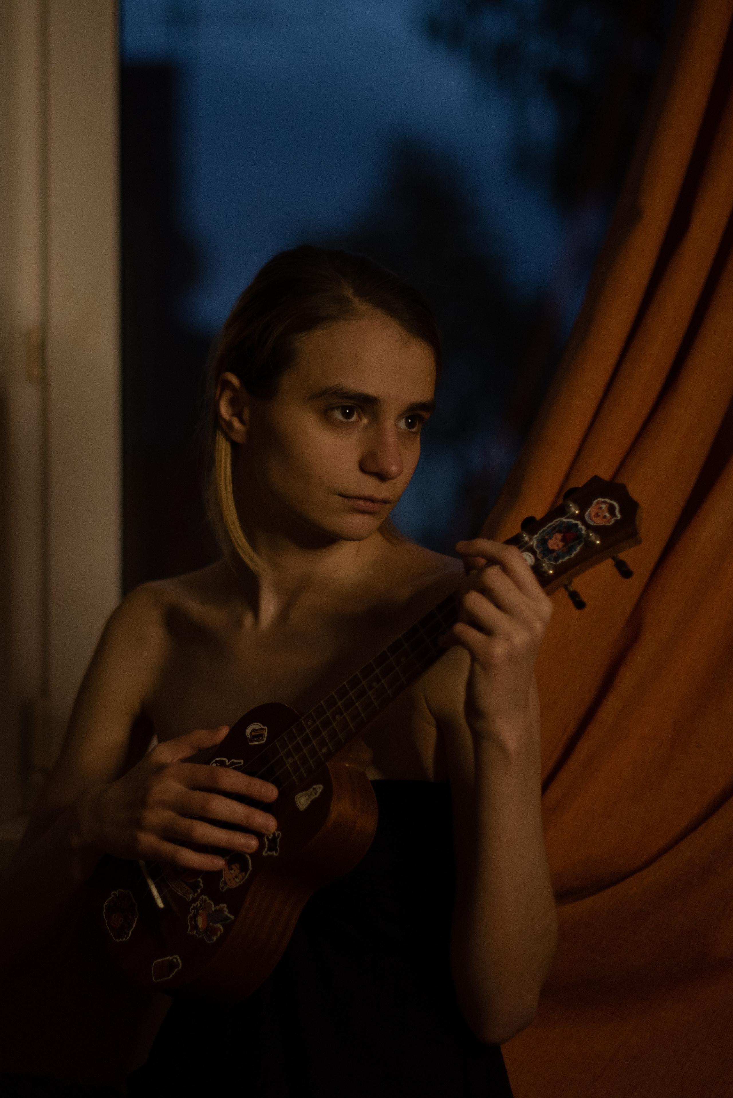 Иногда Лиза придумывала образы сама: со светом, с луной, с гитарой. Иногда просто сидела — и этого было достаточно. Всё уже было в её взгляде.