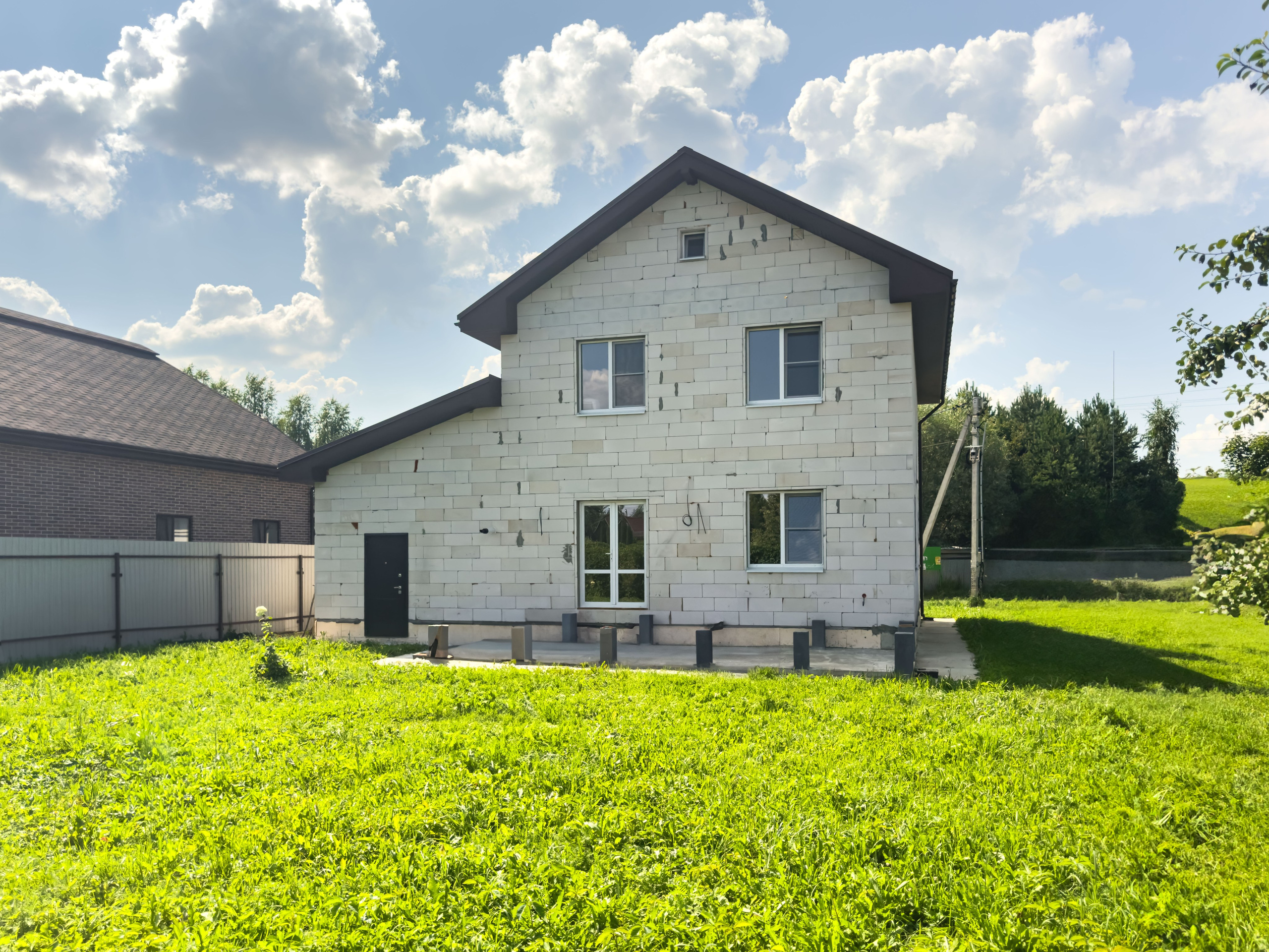 Готовый каркас дома с установленной кровлей и окнами.Чепелево