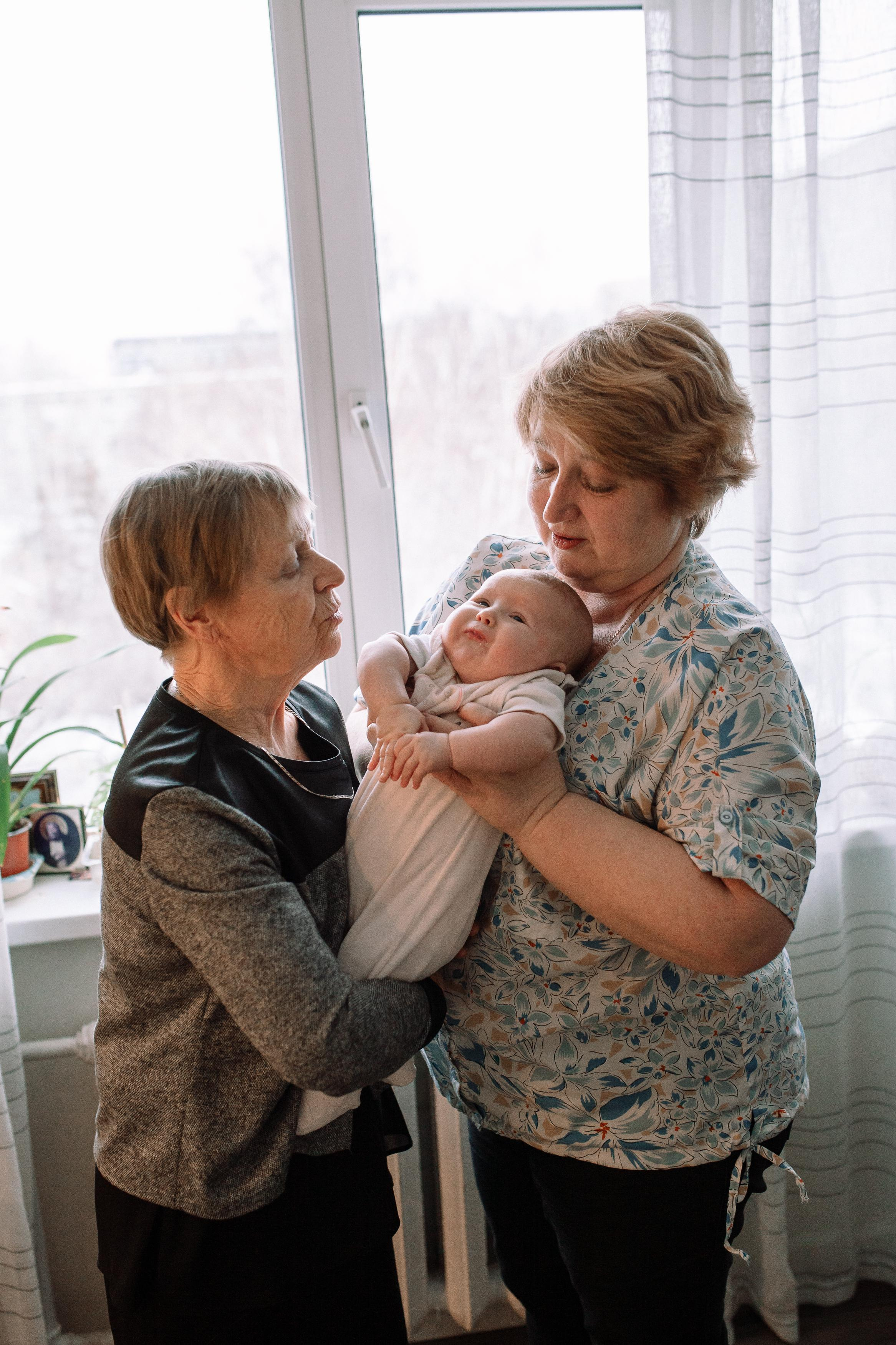 Костя, Ксюша, Глеб, Лиза, маленькая Женя, бабушки и дедушка. Семейный фотограф Трусова Евгения в Екатеринбурге