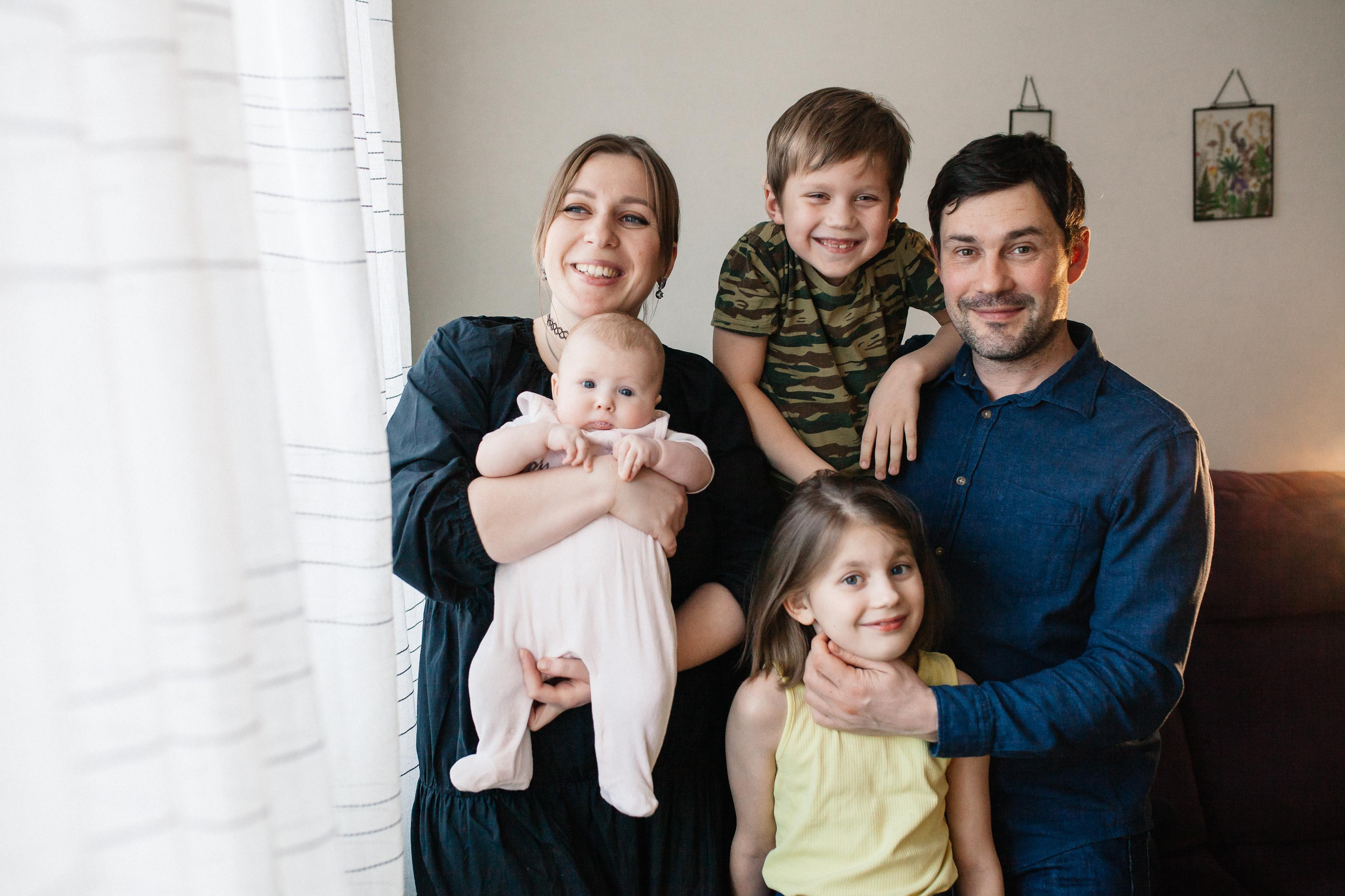 Костя, Ксюша, Глеб, Лиза, маленькая Женя, бабушки и дедушка. Семейный фотограф Трусова Евгения в Екатеринбурге