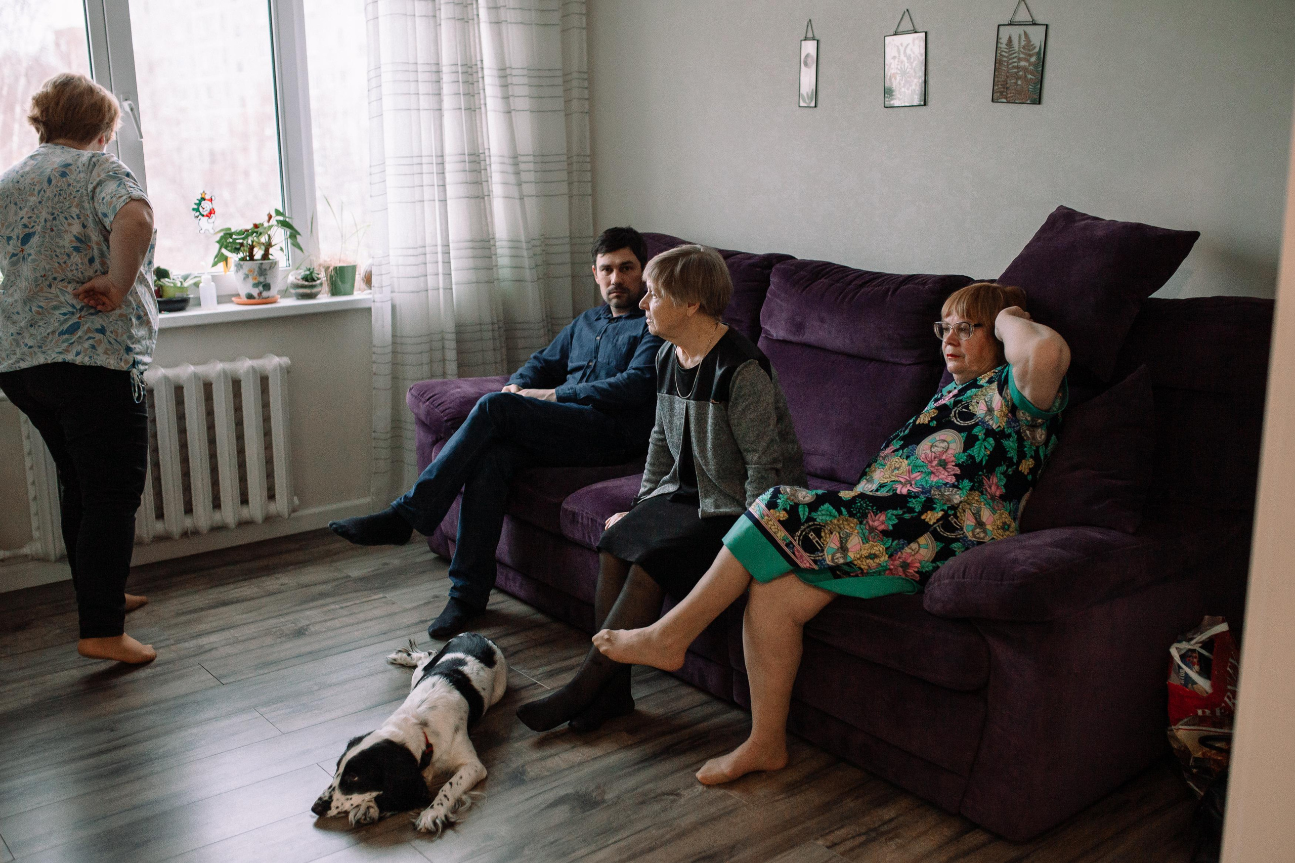 Костя, Ксюша, Глеб, Лиза, маленькая Женя, бабушки и дедушка. Семейный фотограф Трусова Евгения в Екатеринбурге