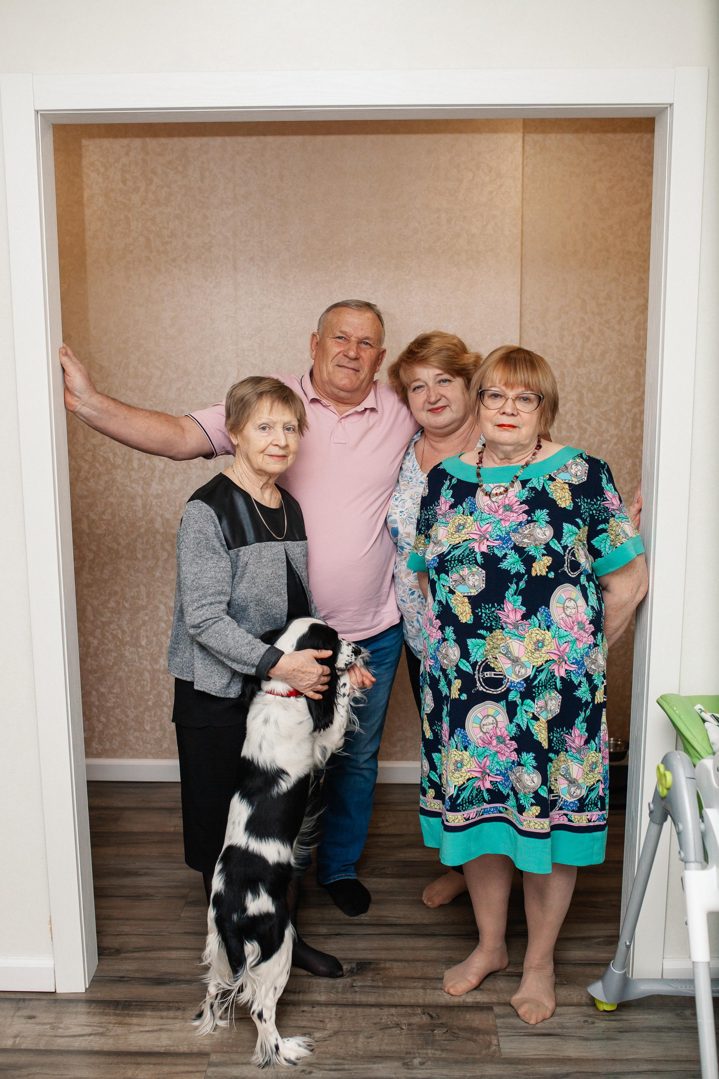 Костя, Ксюша, Глеб, Лиза, маленькая Женя, бабушки и дедушка. Семейный фотограф Трусова Евгения в Екатеринбурге